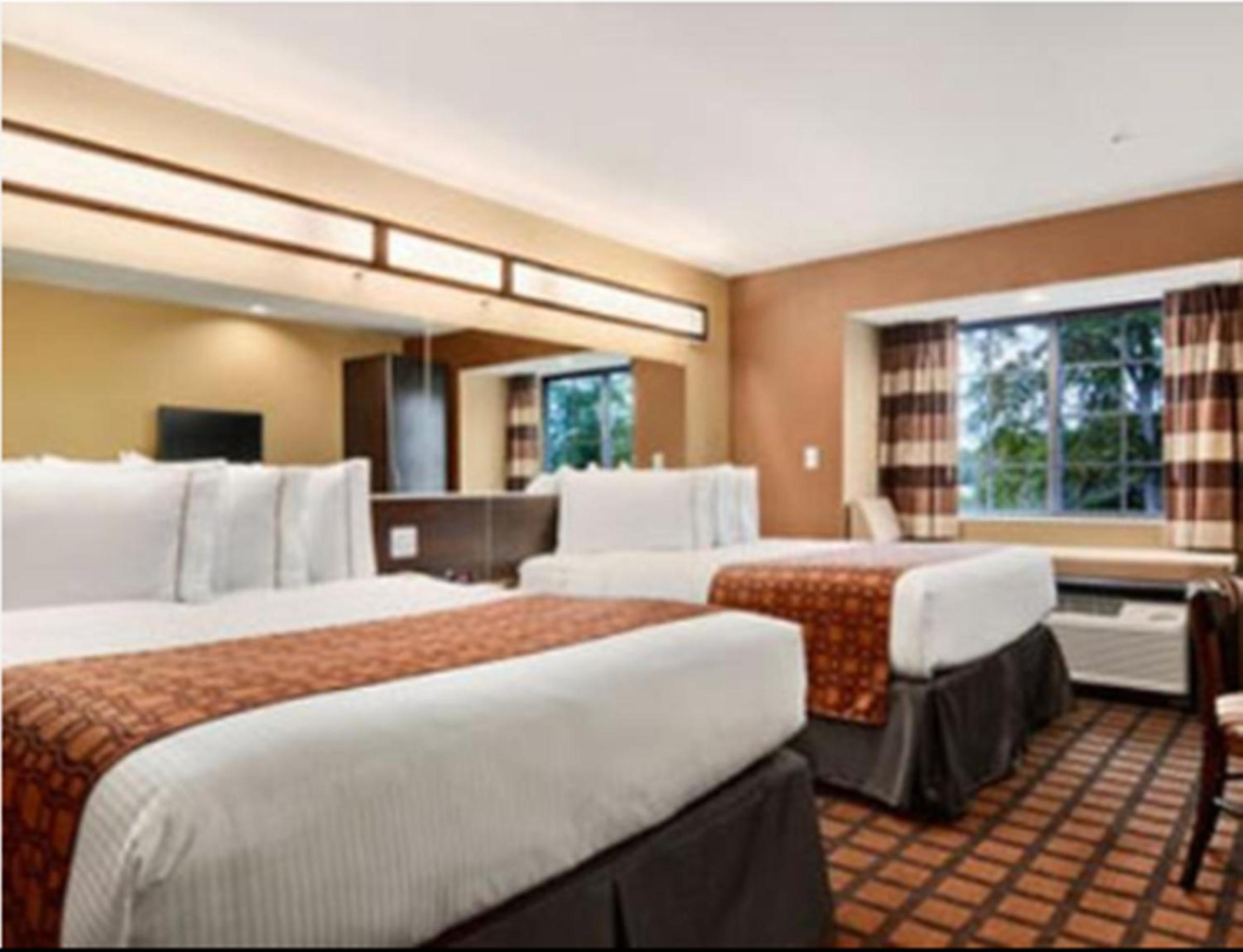 Queen Room with Two Queen Beds - Non-Smoking - Photo 1