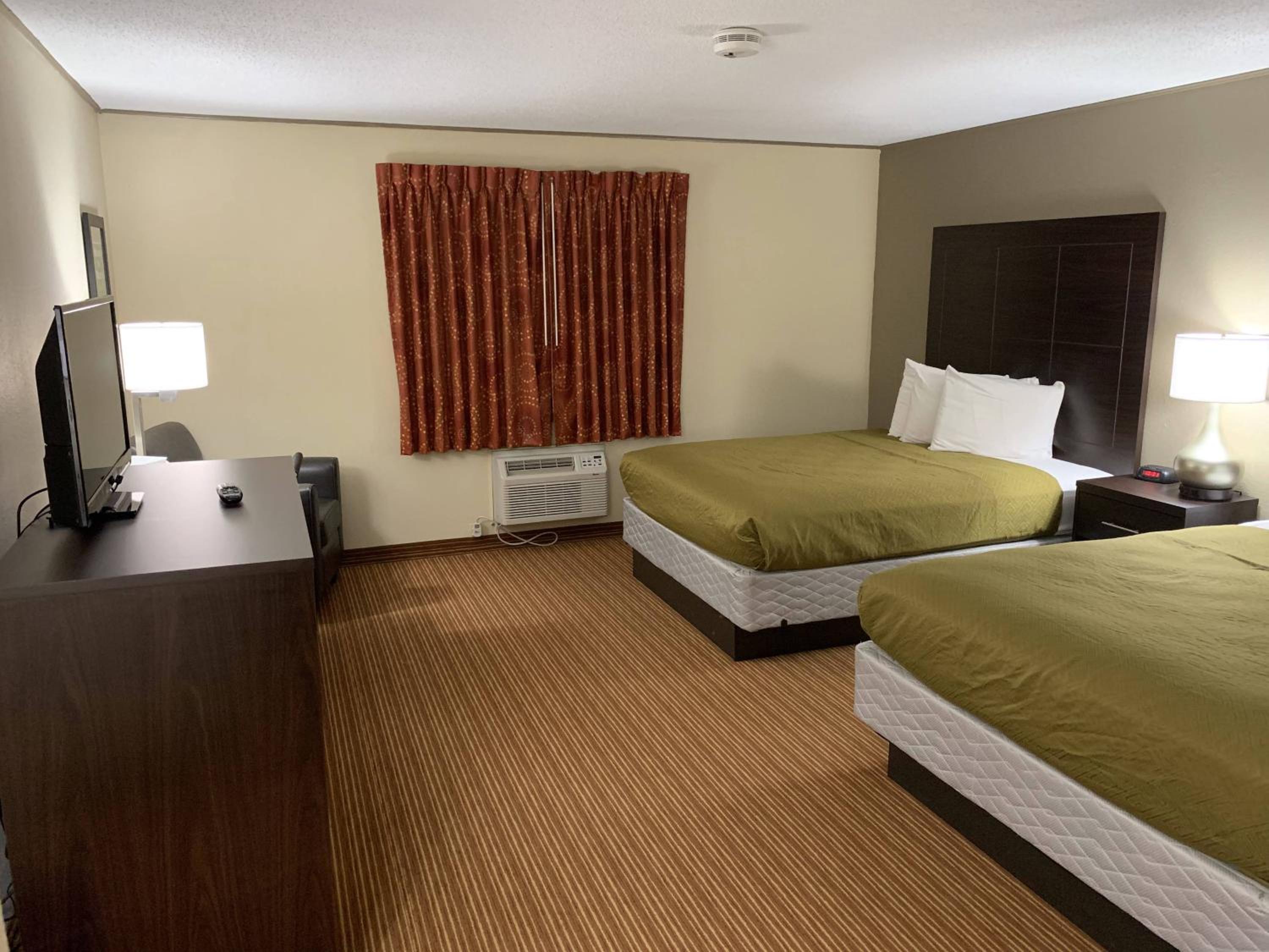 Queen Room With Two Queen Beds - Non-Smoking - Photo 5