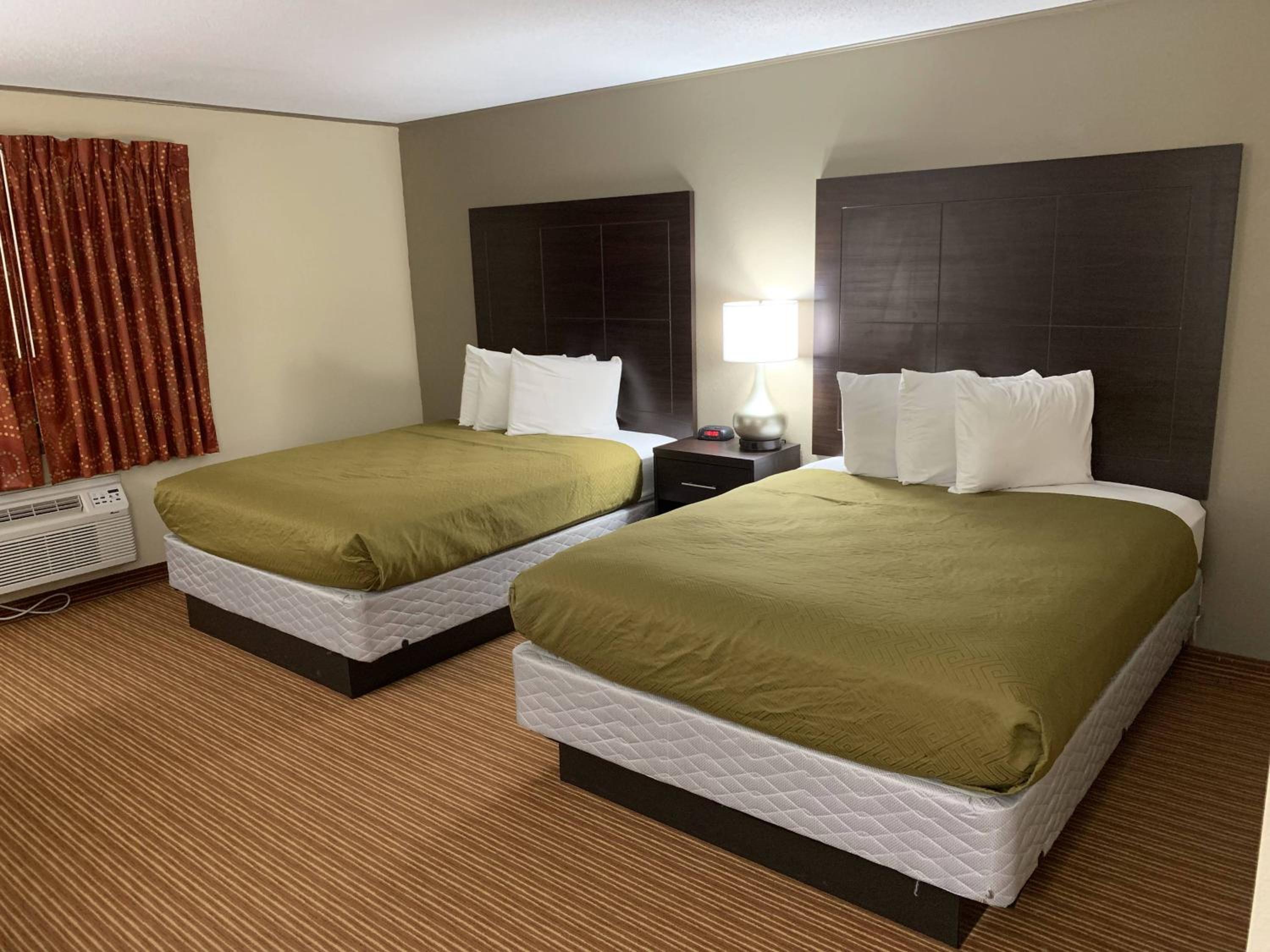 Queen Room With Two Queen Beds - Non-Smoking - Photo 4