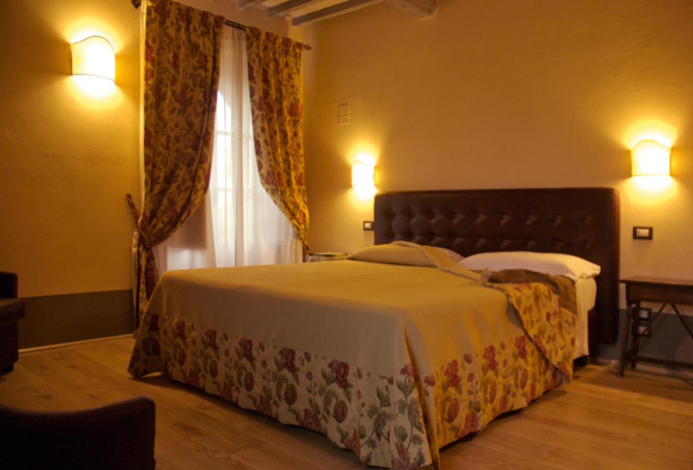 Deluxe Double or Twin Room - Photo 14