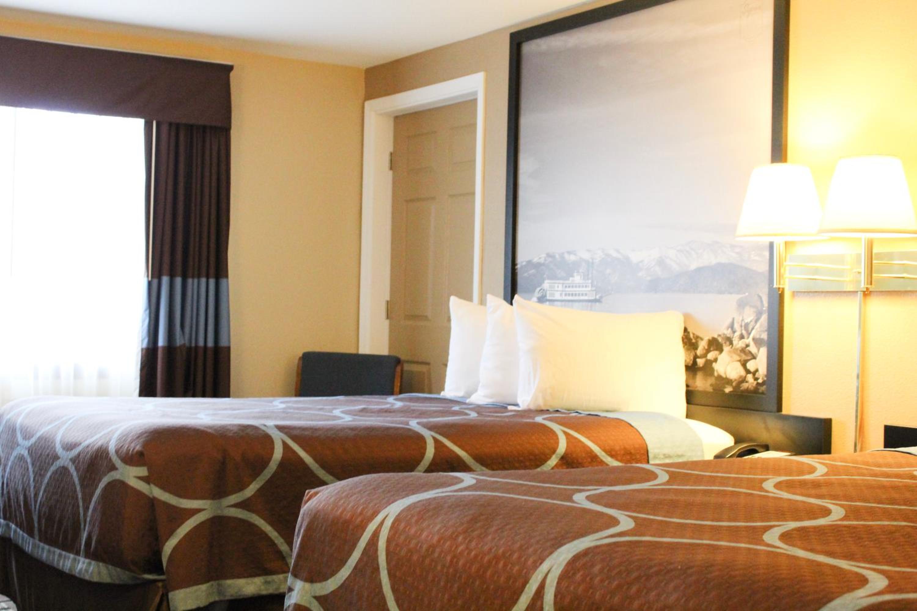 Queen Room with Two Queen Beds - Non-Smoking - Photo 5