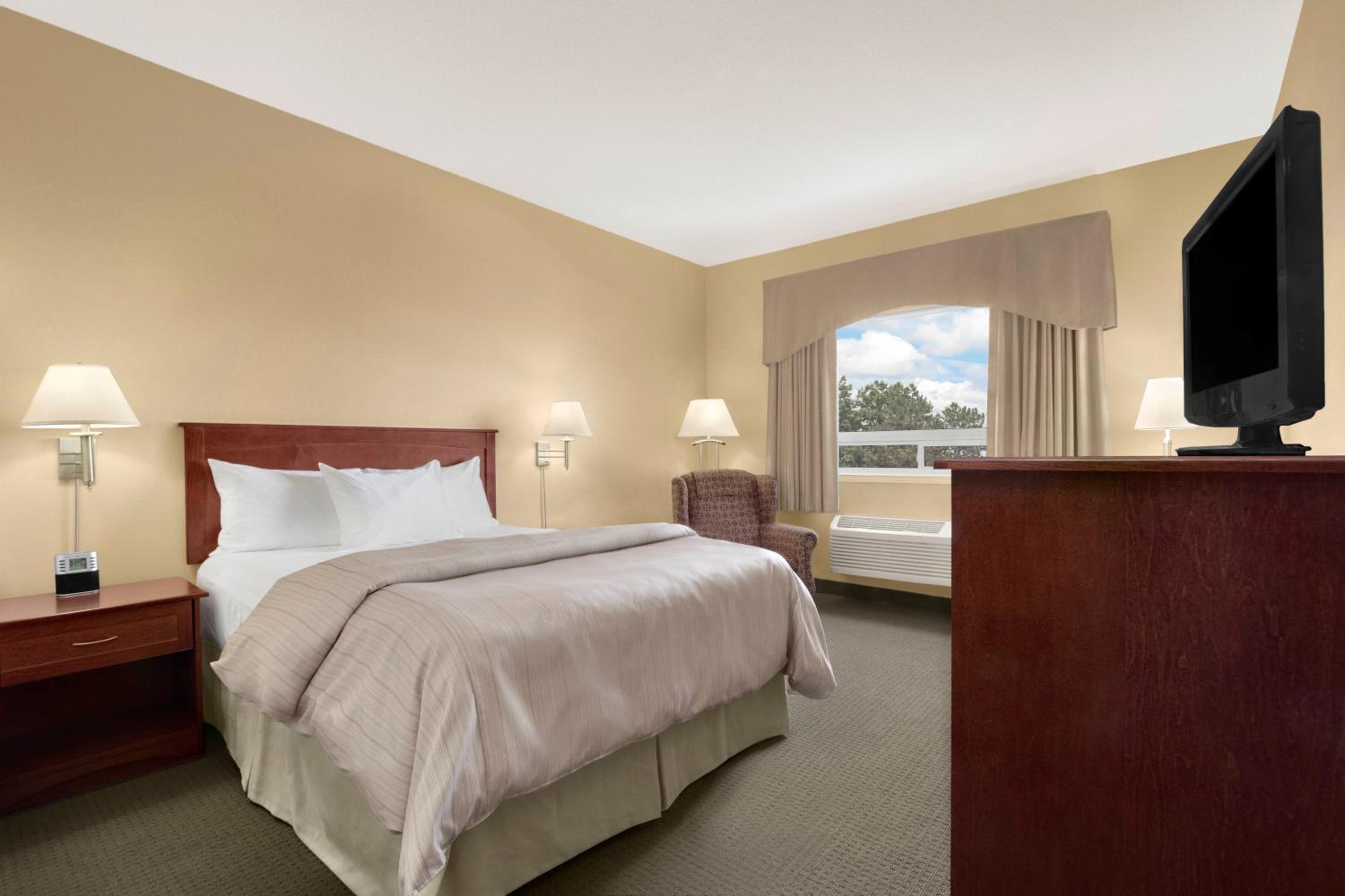Queen Room - Mobility Access/Non-Smoking - Photo 2