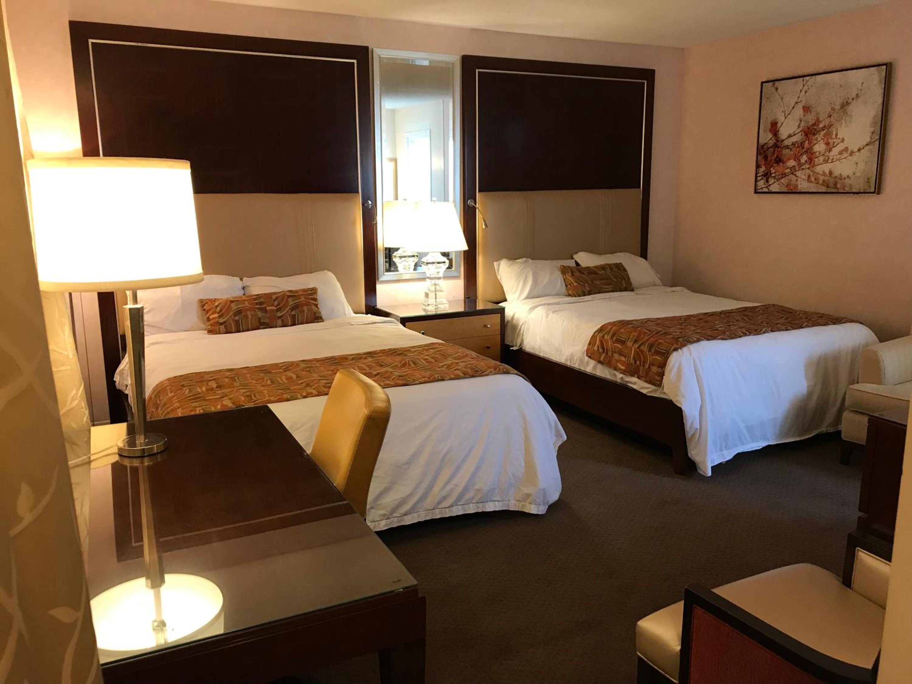Double Room with Two Queen Beds - Photo 9
