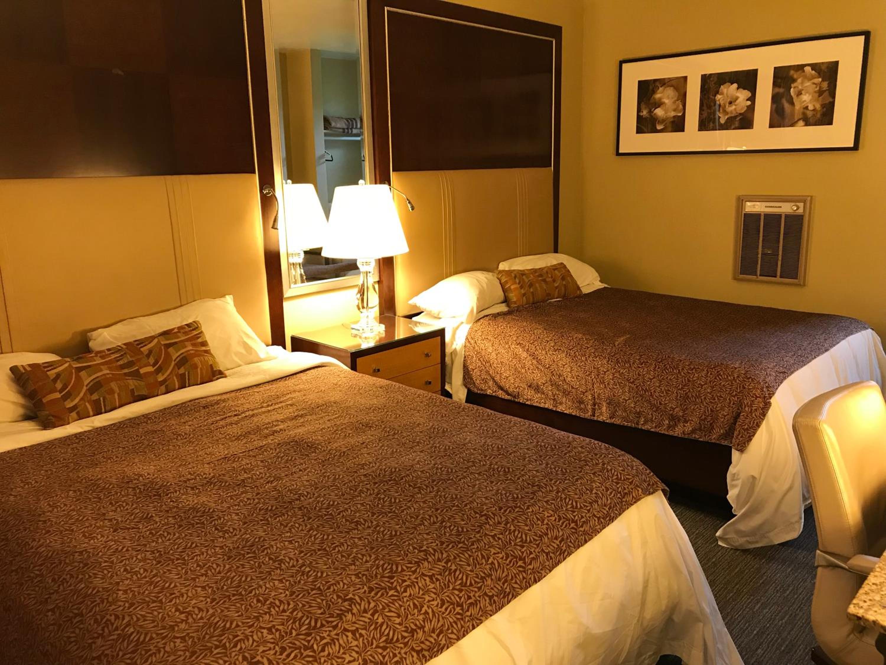 Double Room with Two Queen Beds - Photo 3