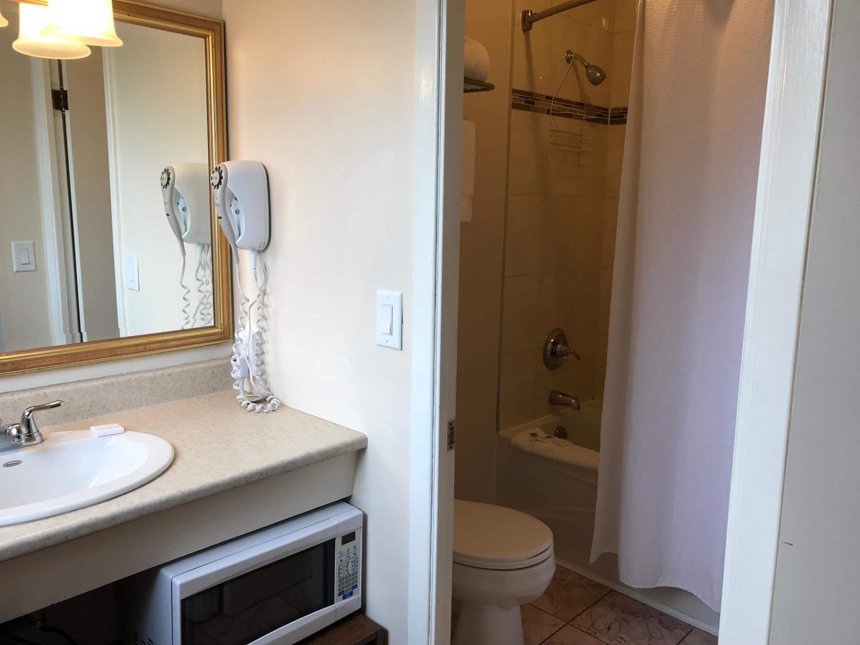 Double Room with Two Queen Beds - Photo 8