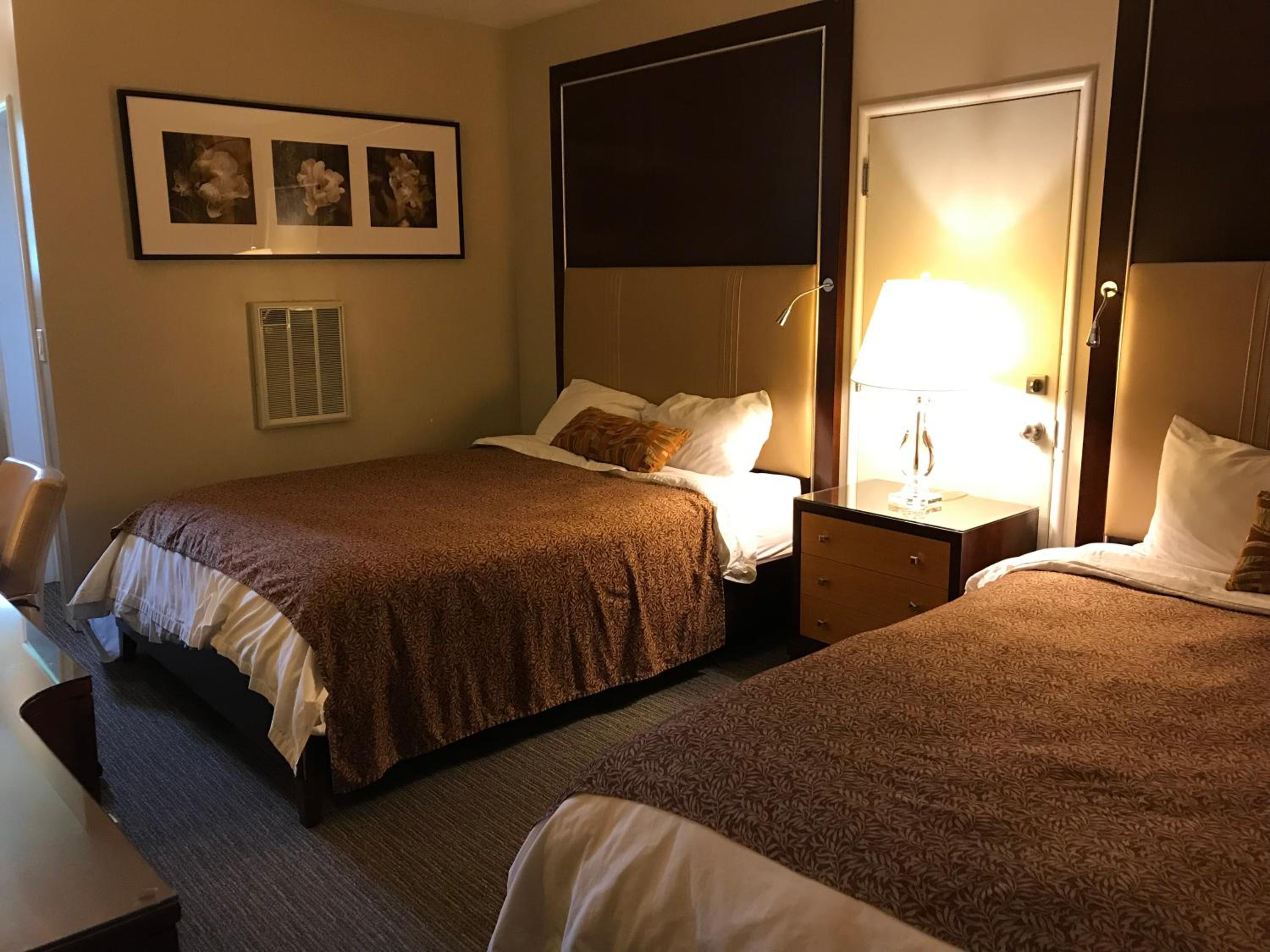 Double Room with Two Queen Beds - Photo 6