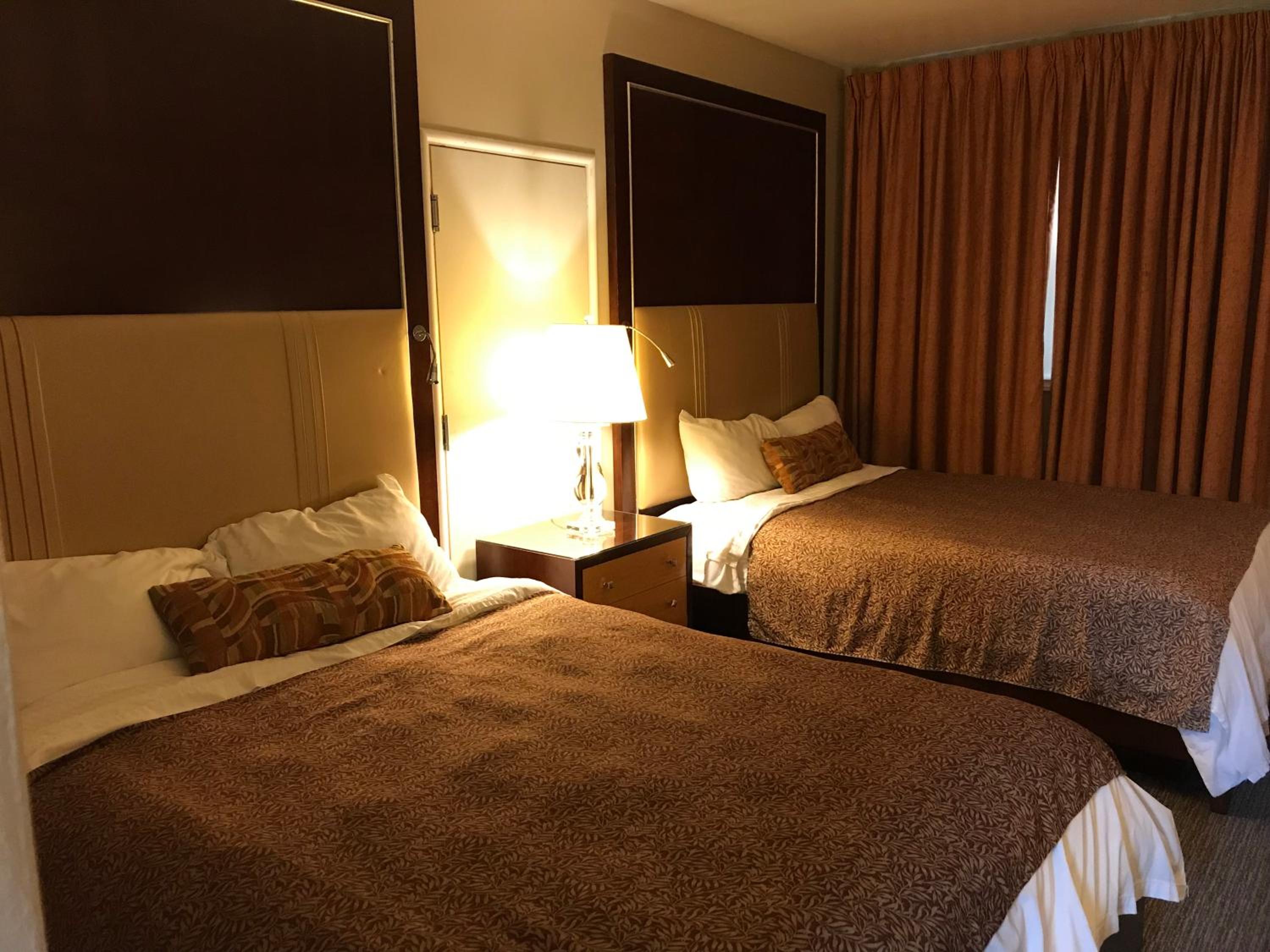 Double Room with Two Queen Beds - Photo 5