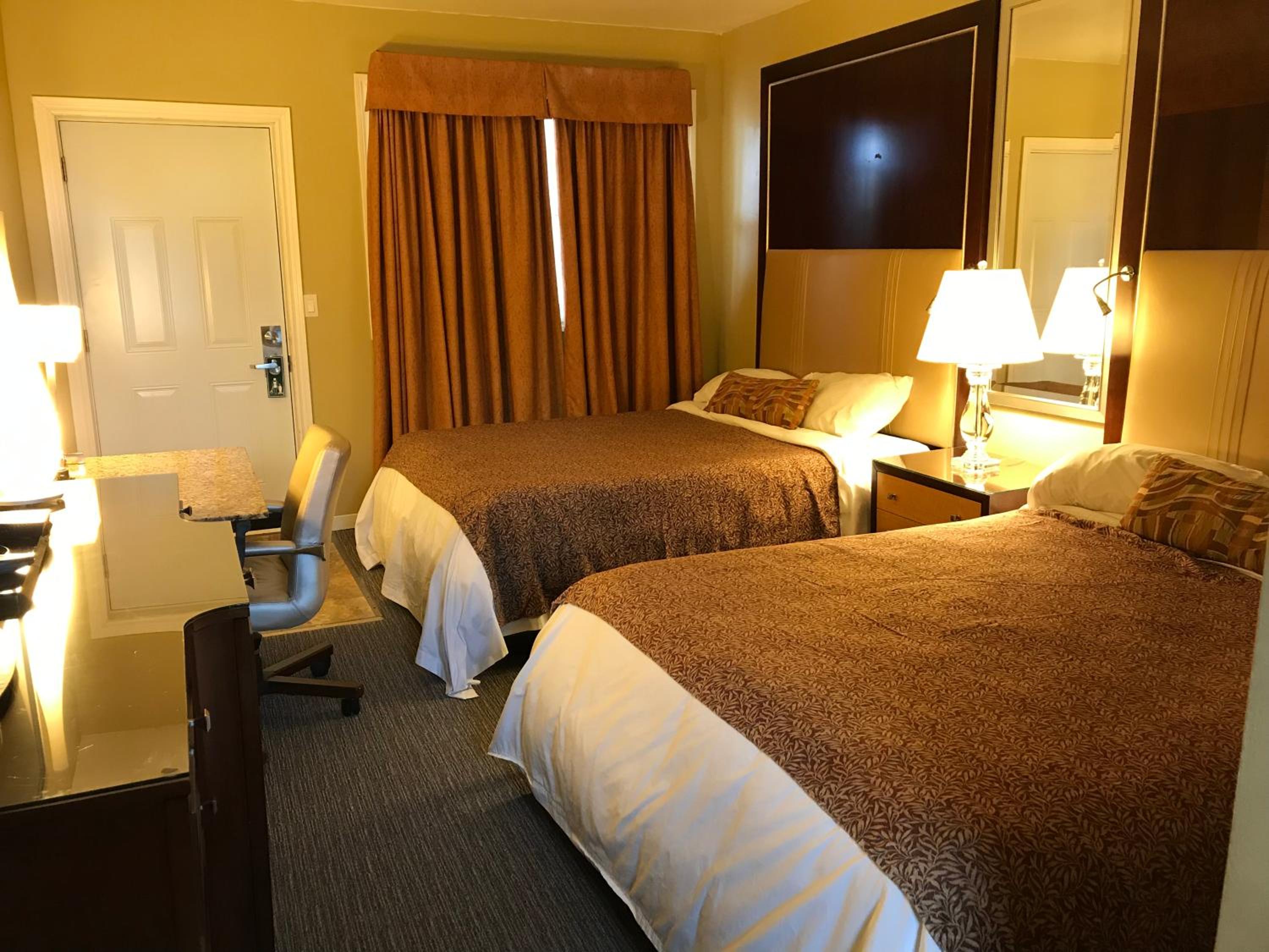 Double Room with Two Queen Beds - Photo 12