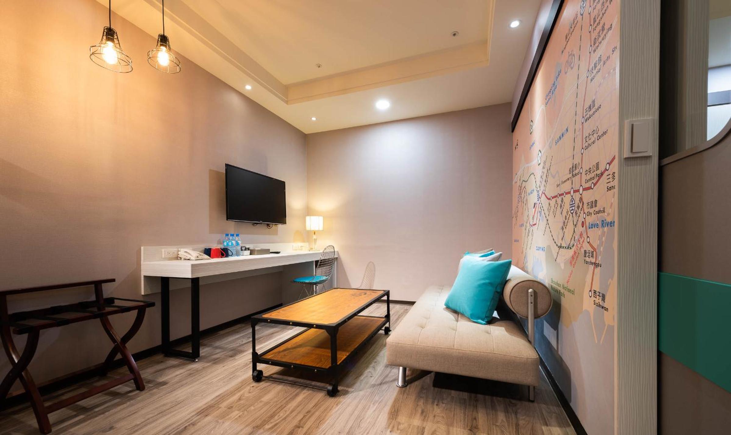 Superior Family Room photo 2