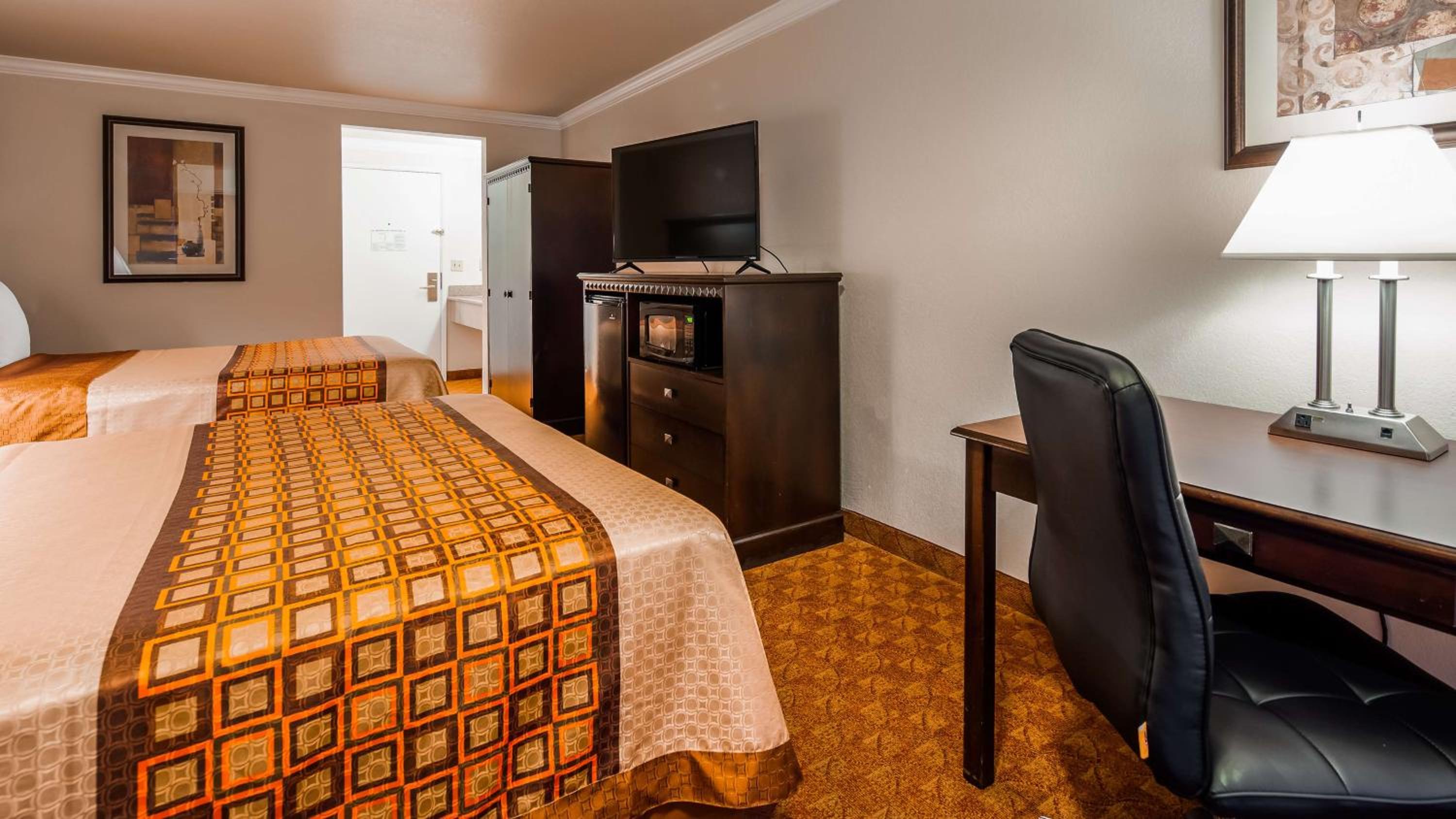 Queen Room with Two Queen Beds - Non-Smoking - Photo 3