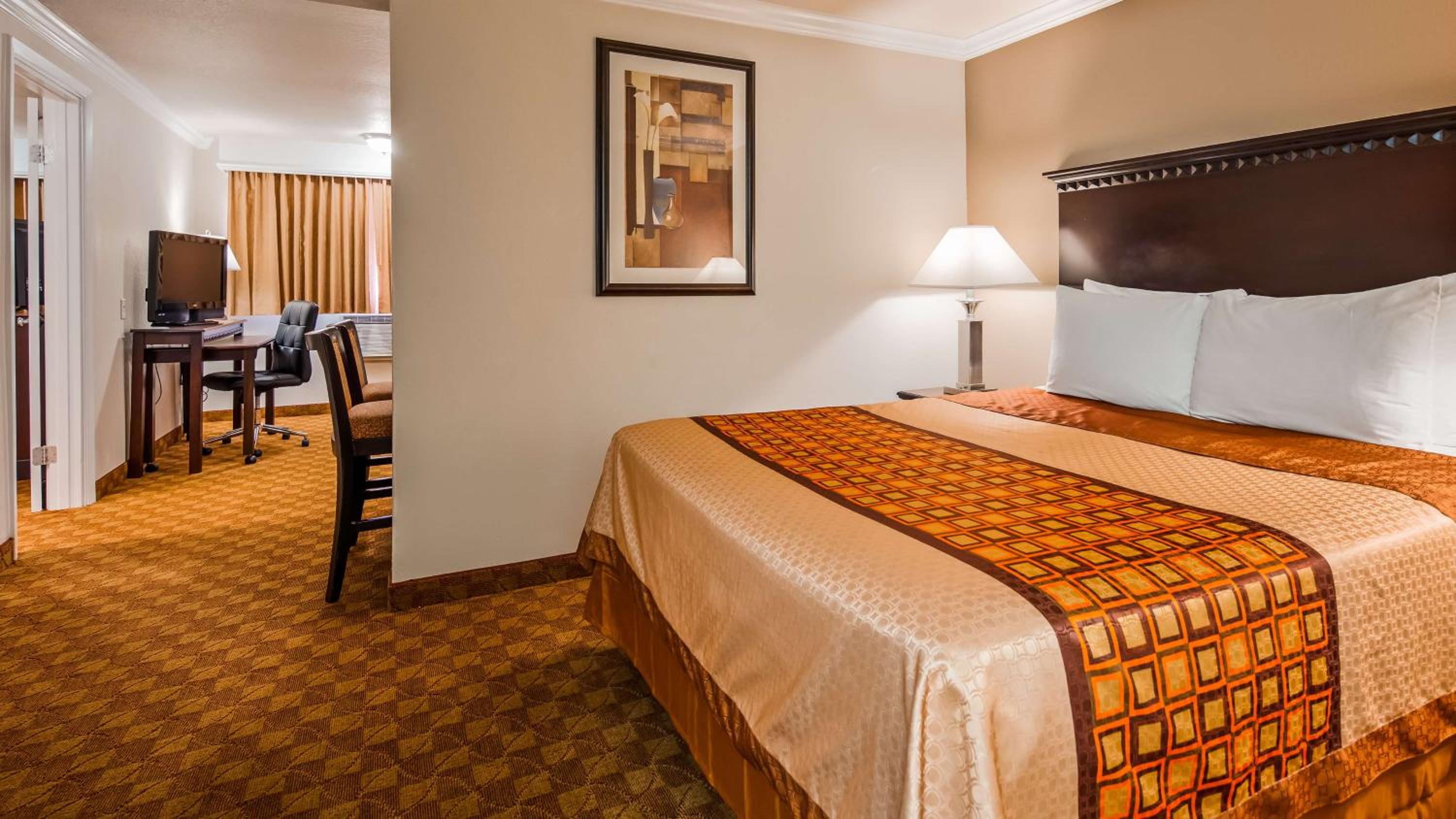 Queen Suite with Kitchenette - Photo 1