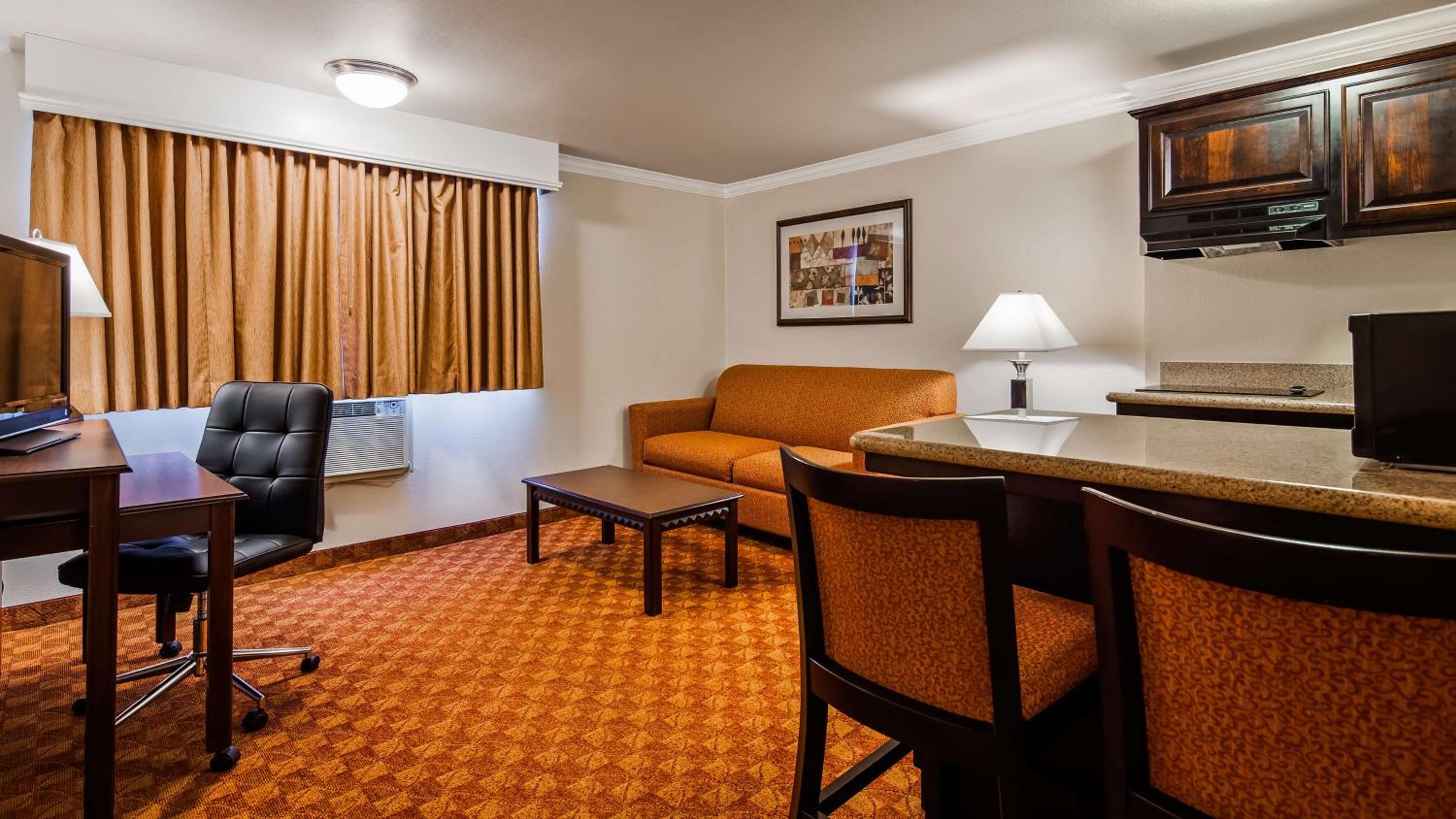 Queen Suite with Kitchenette - Photo 3