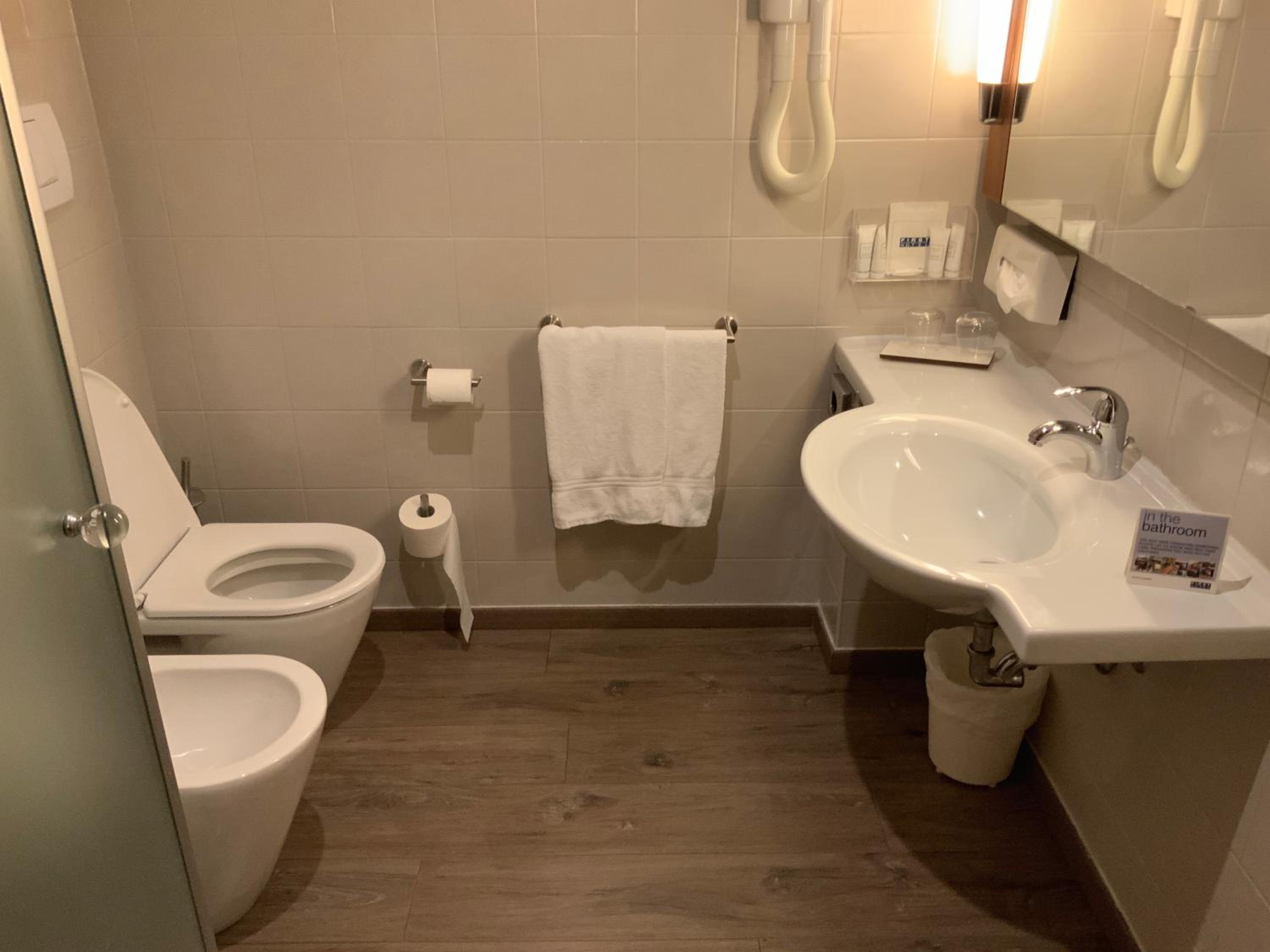 Deluxe Twin Room - Photo 12