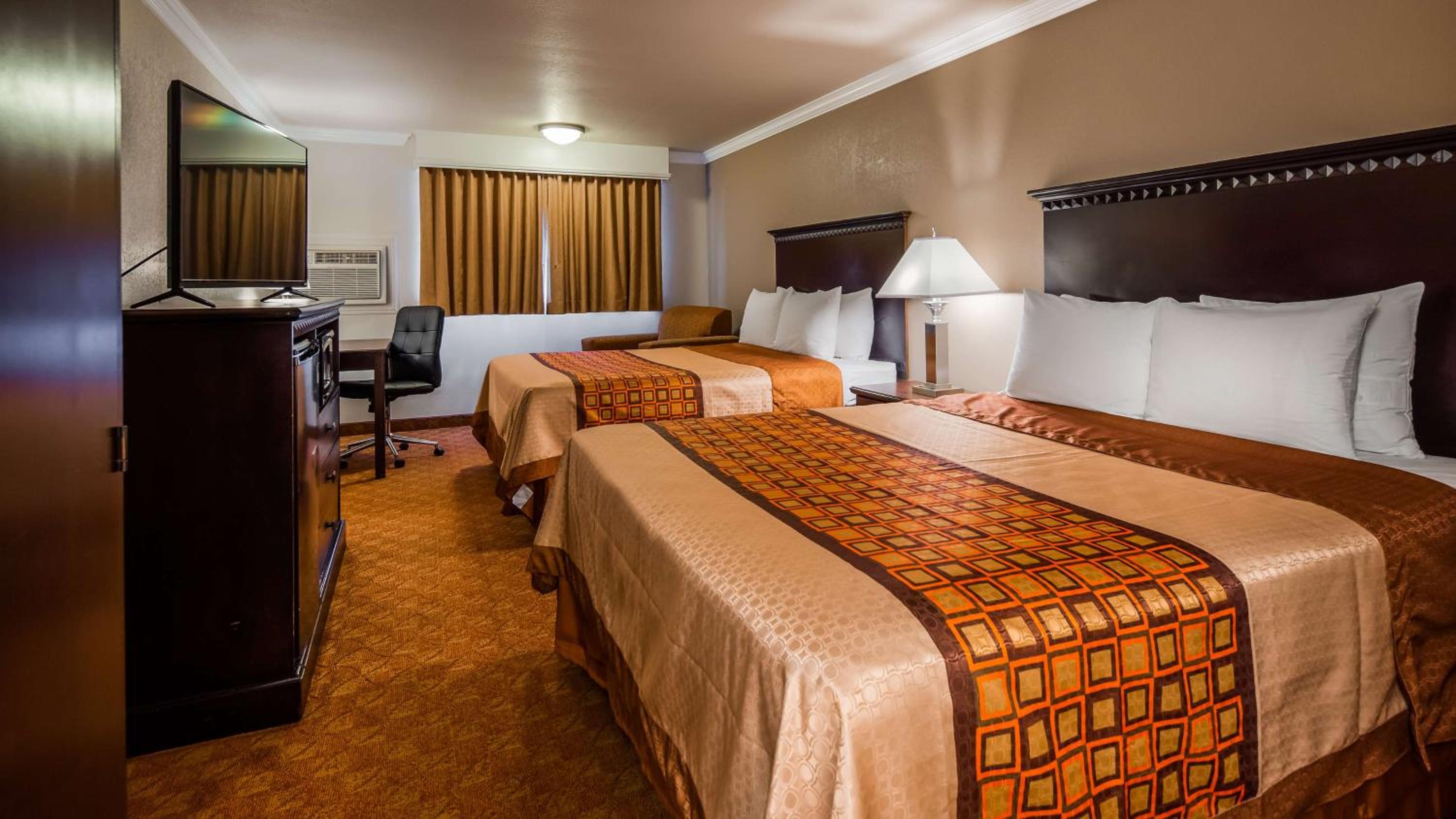 Queen Room with Two Queen Beds - Non-Smoking - Photo 1