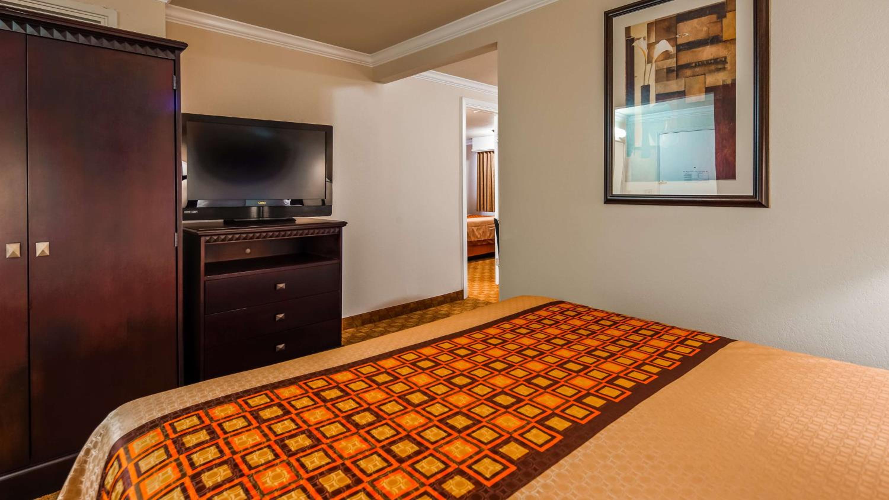 Queen Suite with Kitchenette - Photo 2