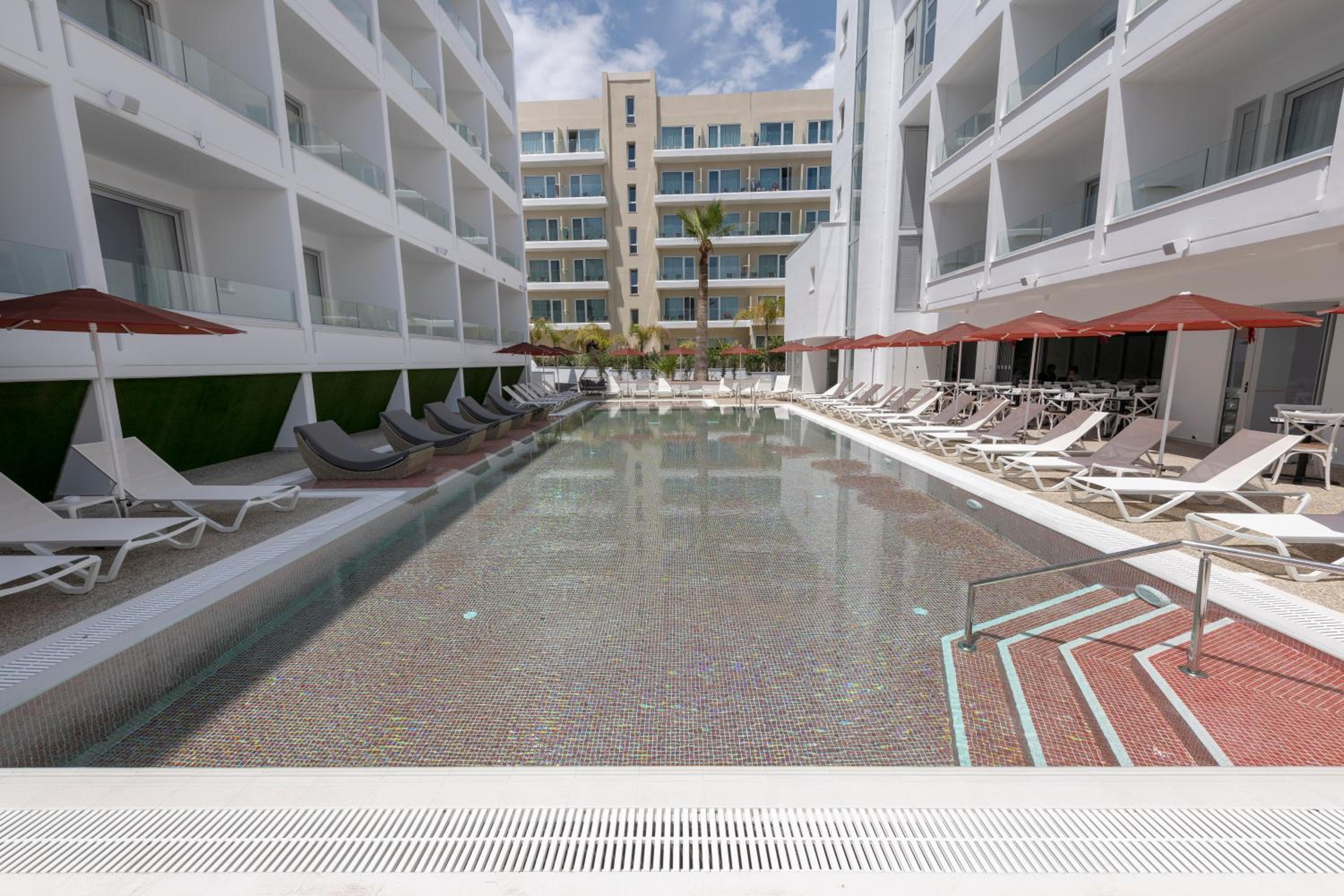 Superior Double or Twin Room with Sea View (2 Adults+ 1 Child) photo 2