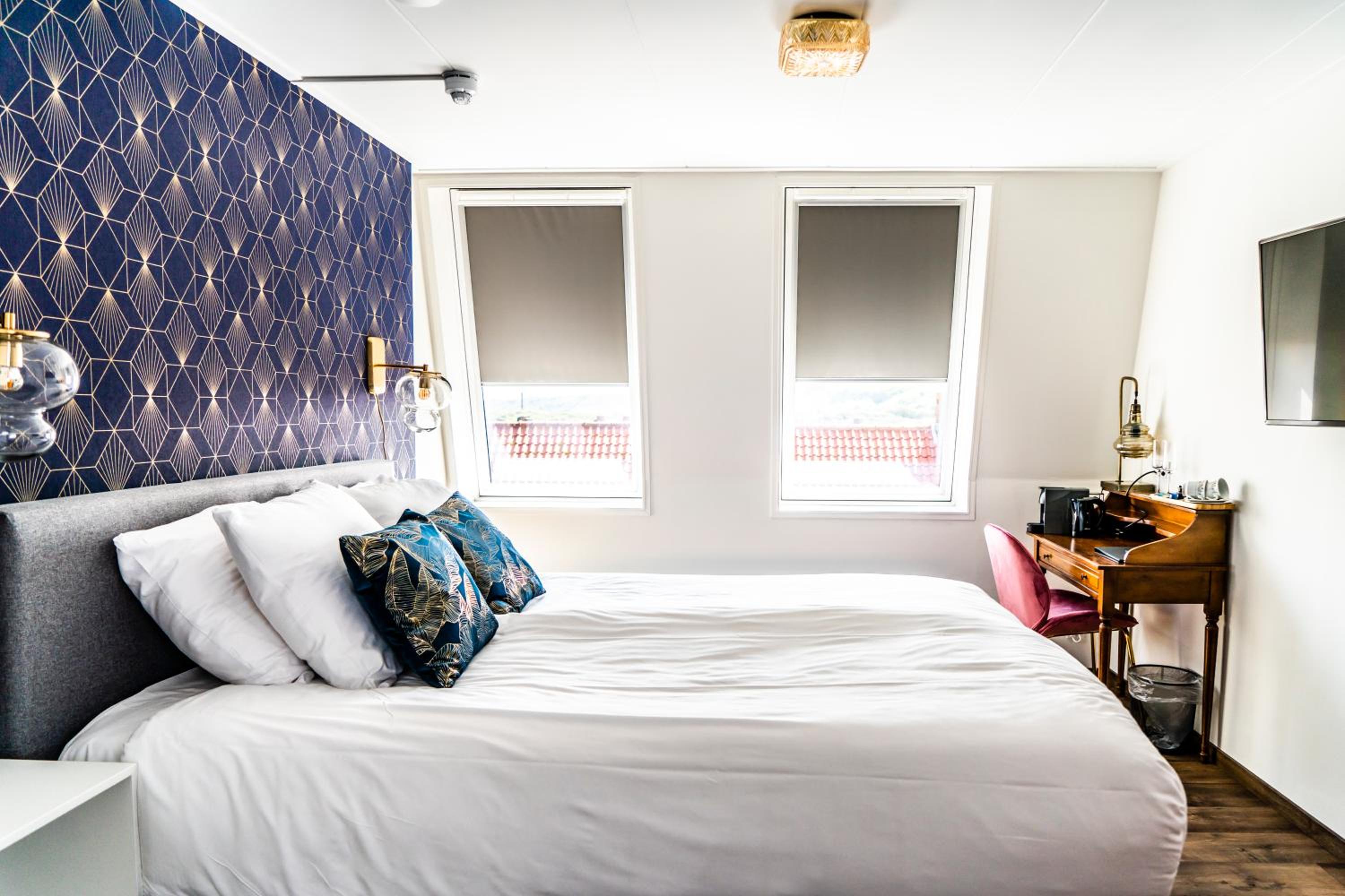 Suite - no pets allowed - Photo 2