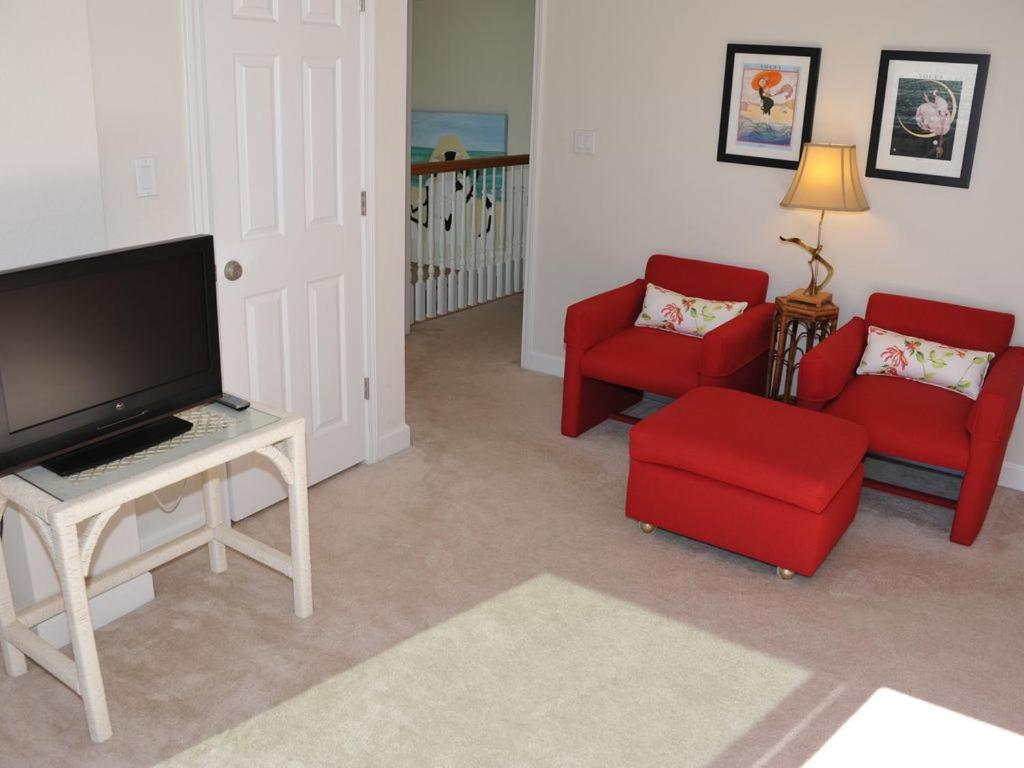 Three-Bedroom House photo 3