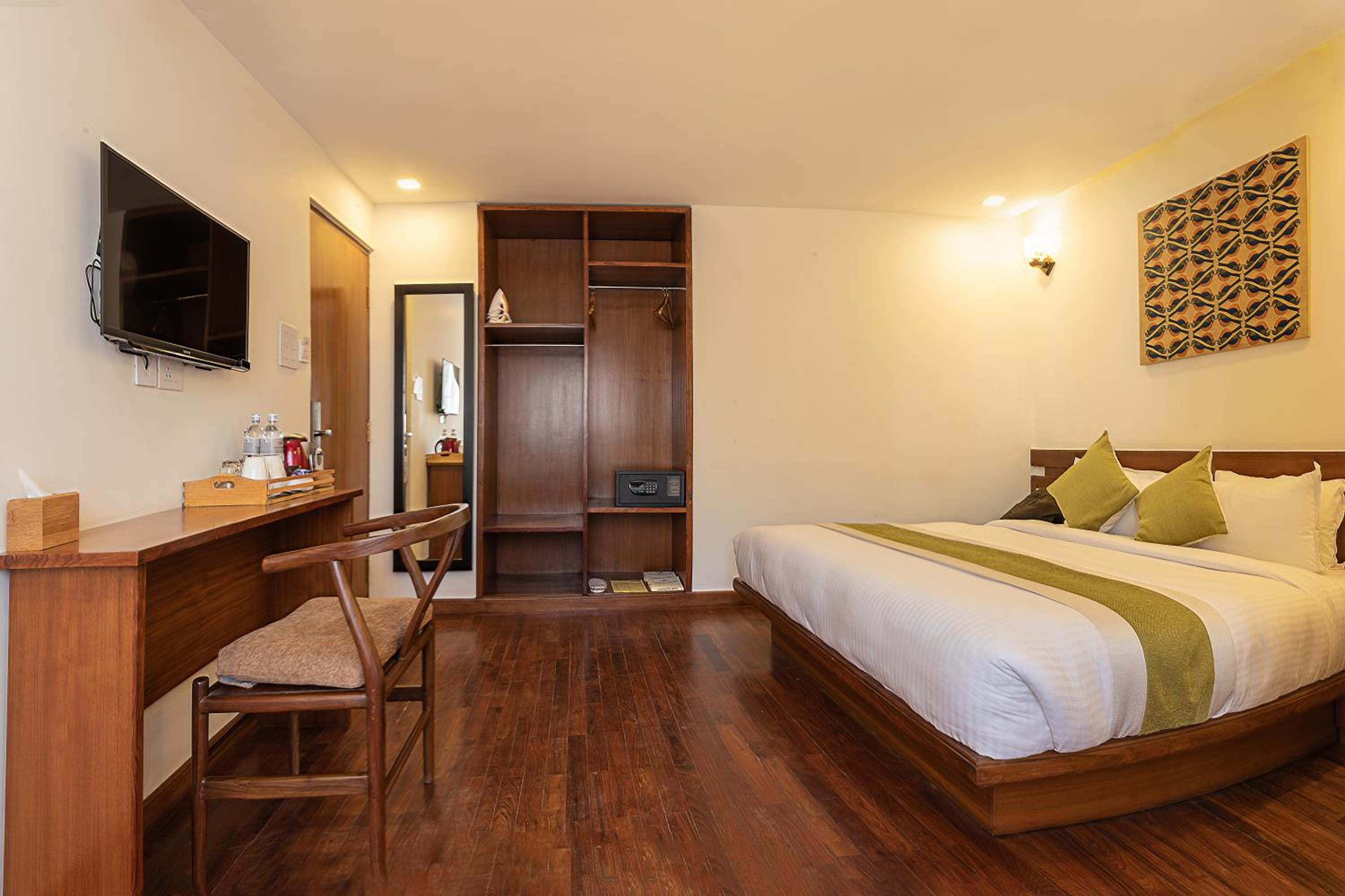Deluxe King Room - Photo 8