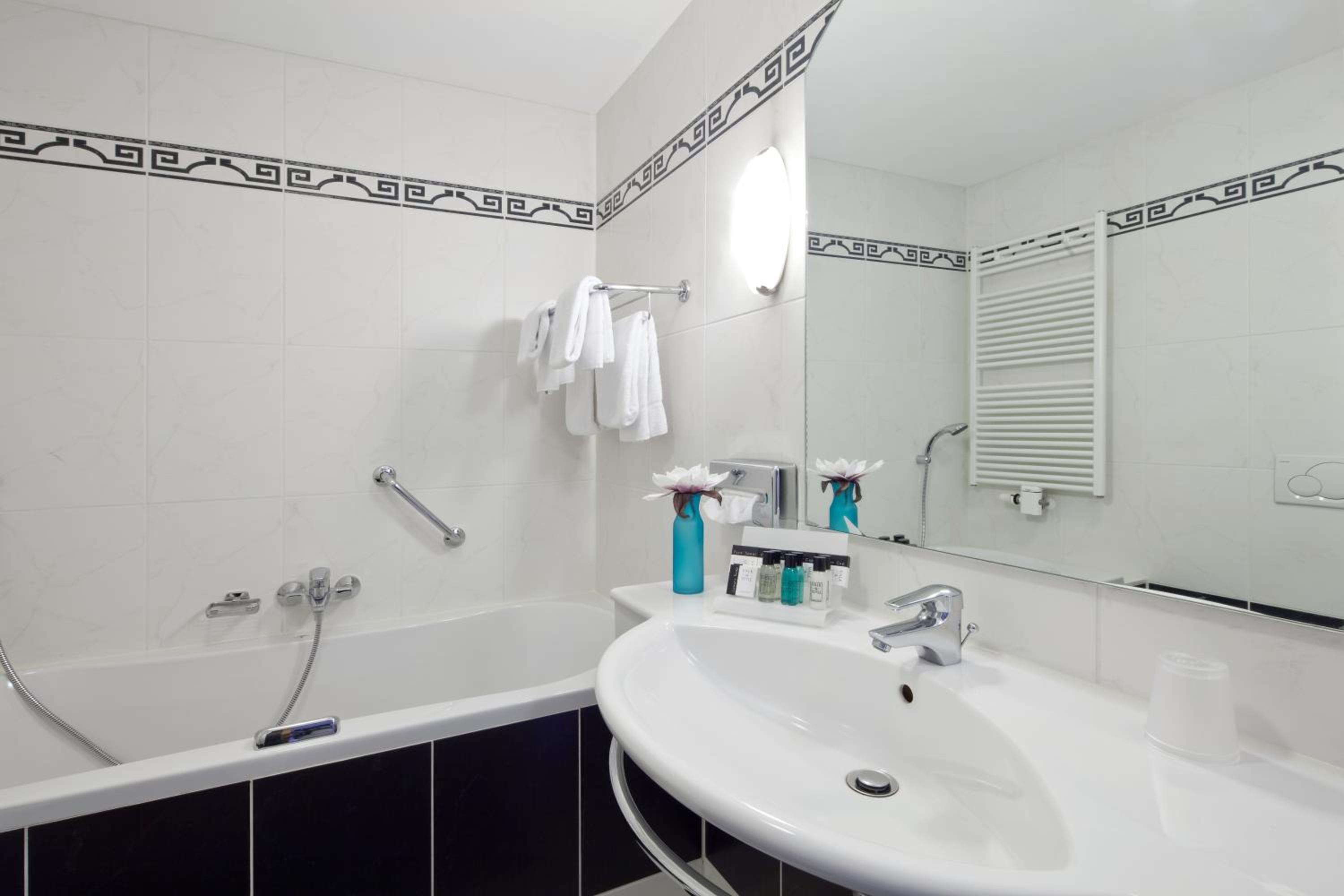 Comfort Triple Room with Balcony - Photo 4