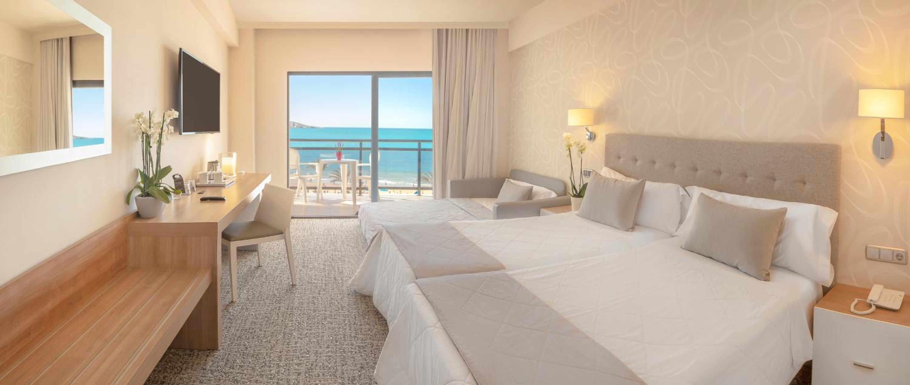 Habitación Doble con vista al mar y terraza (2 adultos + 2 niños)