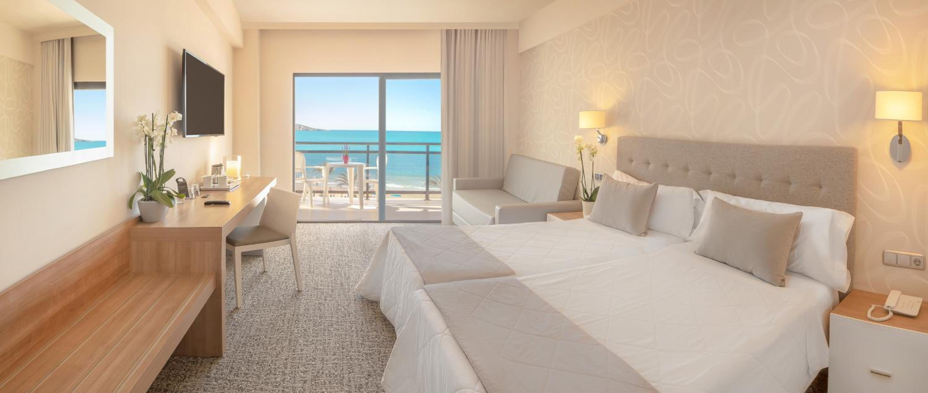 Habitación Doble con Vista al Mar y terraza (2 Adultos + 1 Niño)