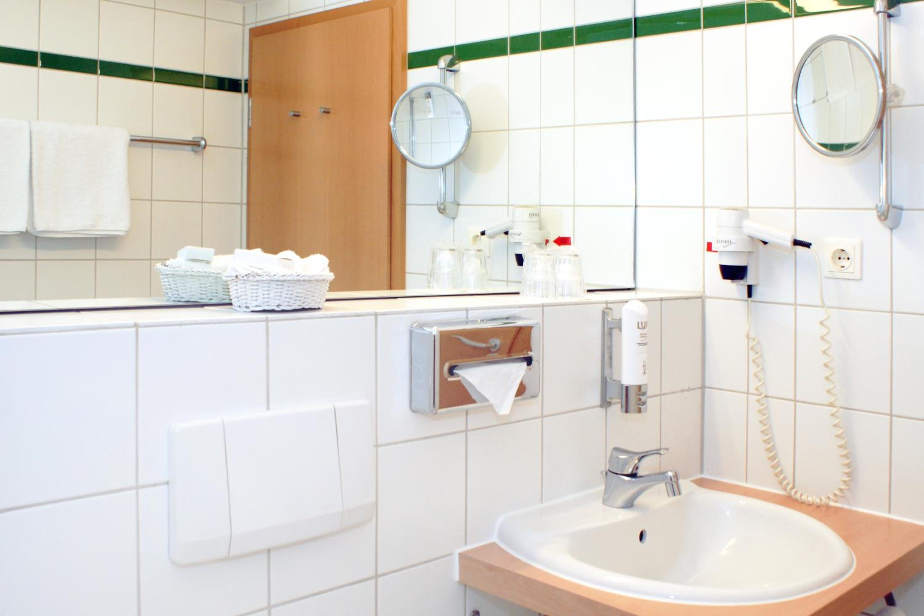 Standard Double or Twin Room - Photo 6