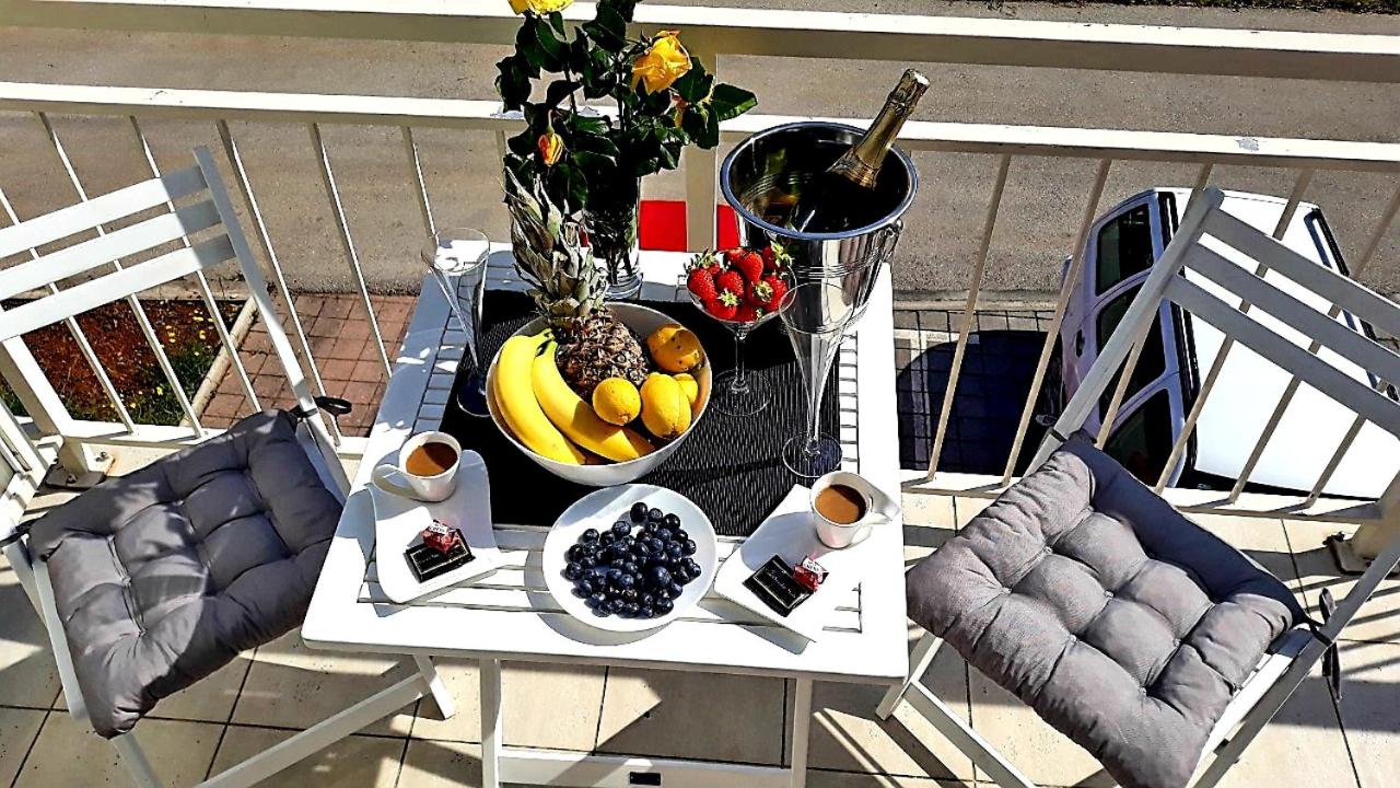 Apartment with Balcony photo 2