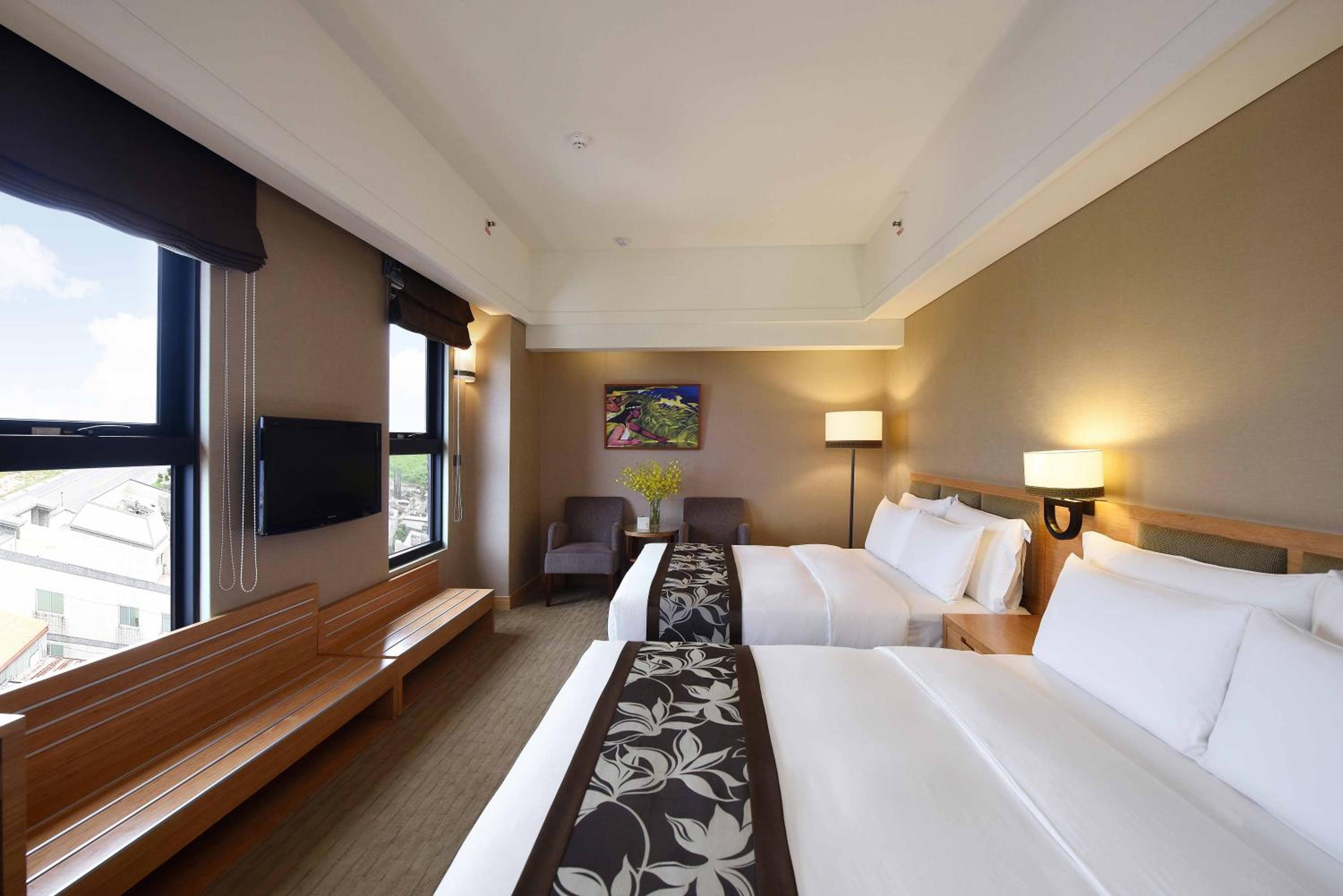 Family Room with City View  - Photo 2