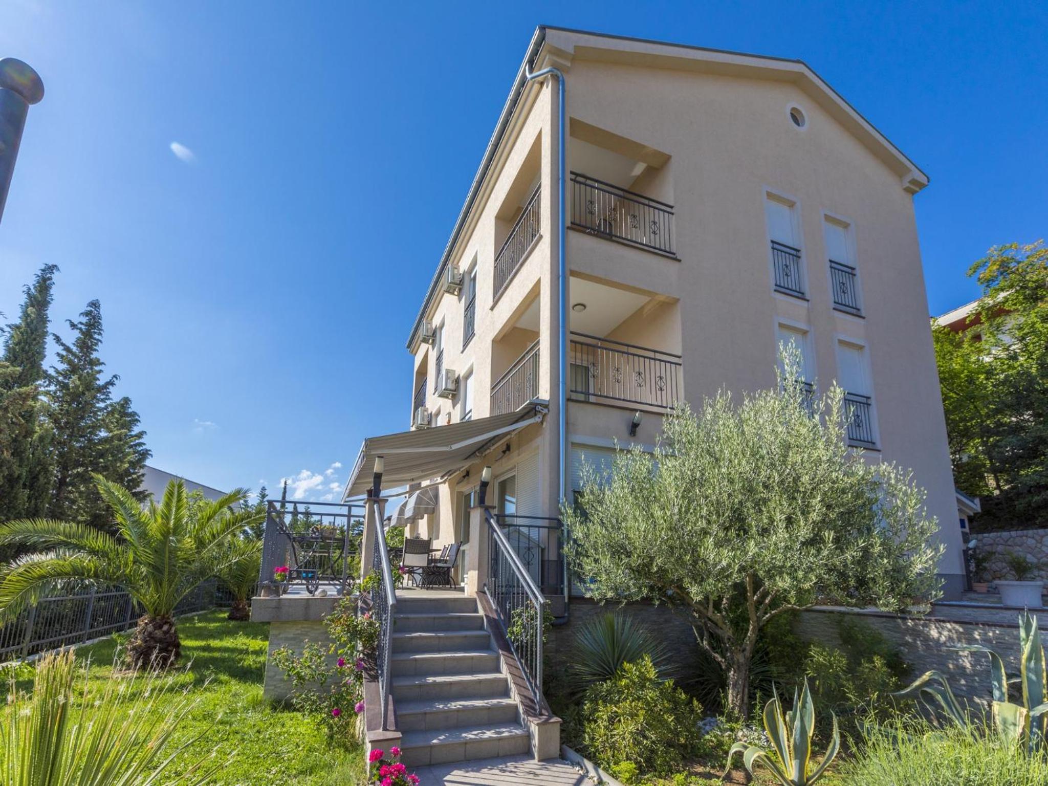 Apartment with Balcony - Photo 10
