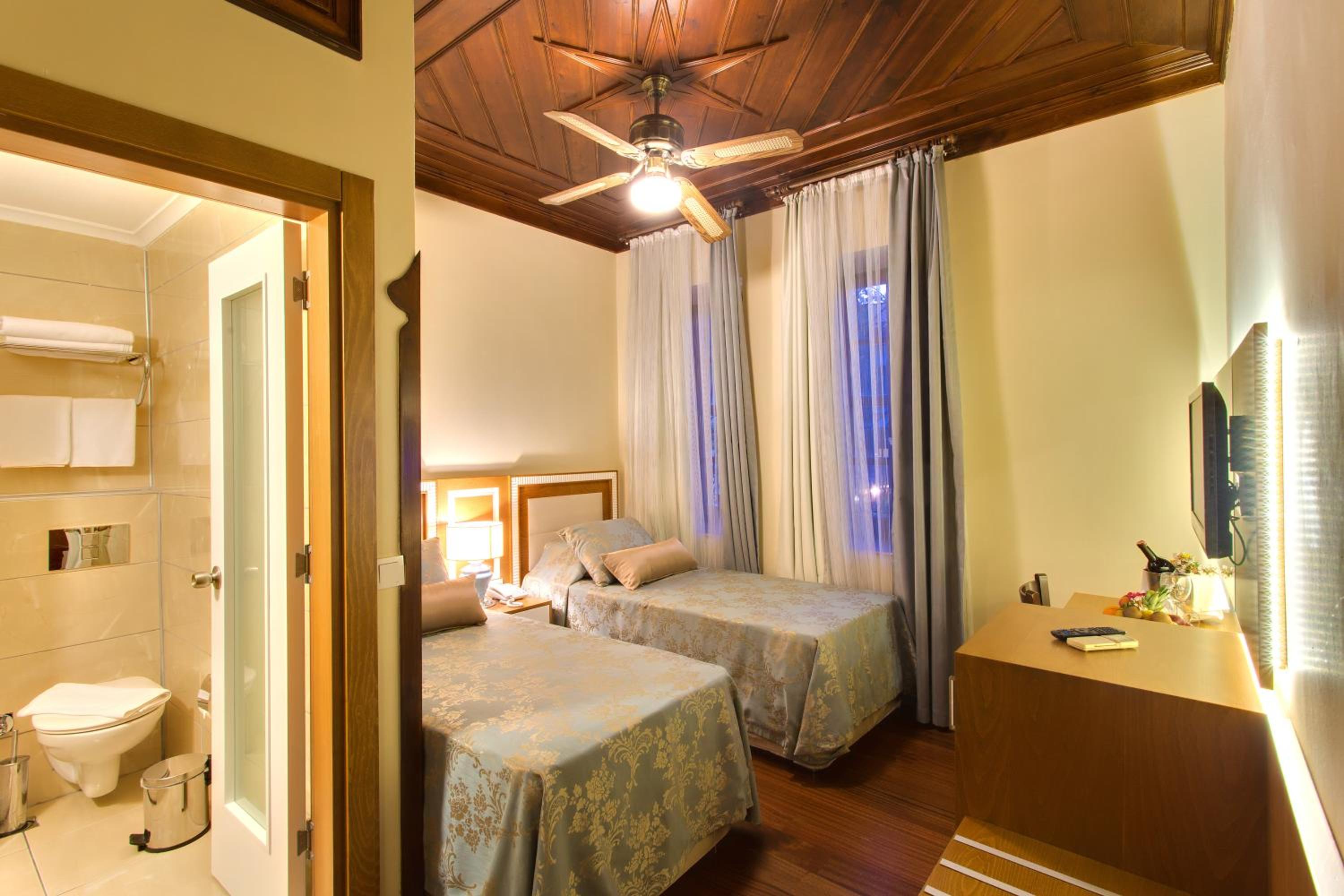 Standard Double or Twin Room thumbnail 5