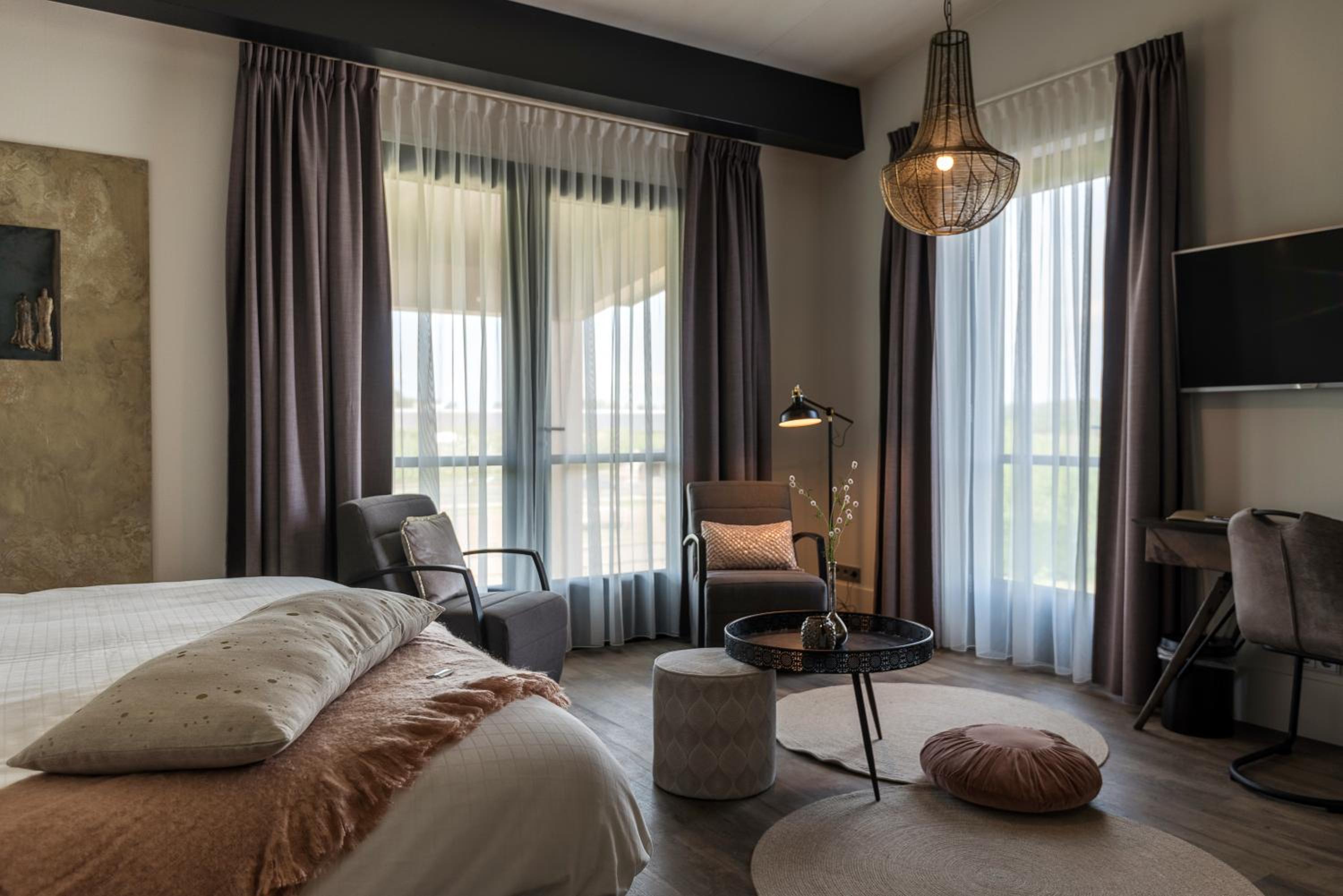 Deluxe Suite with Spa Bath - Photo 7
