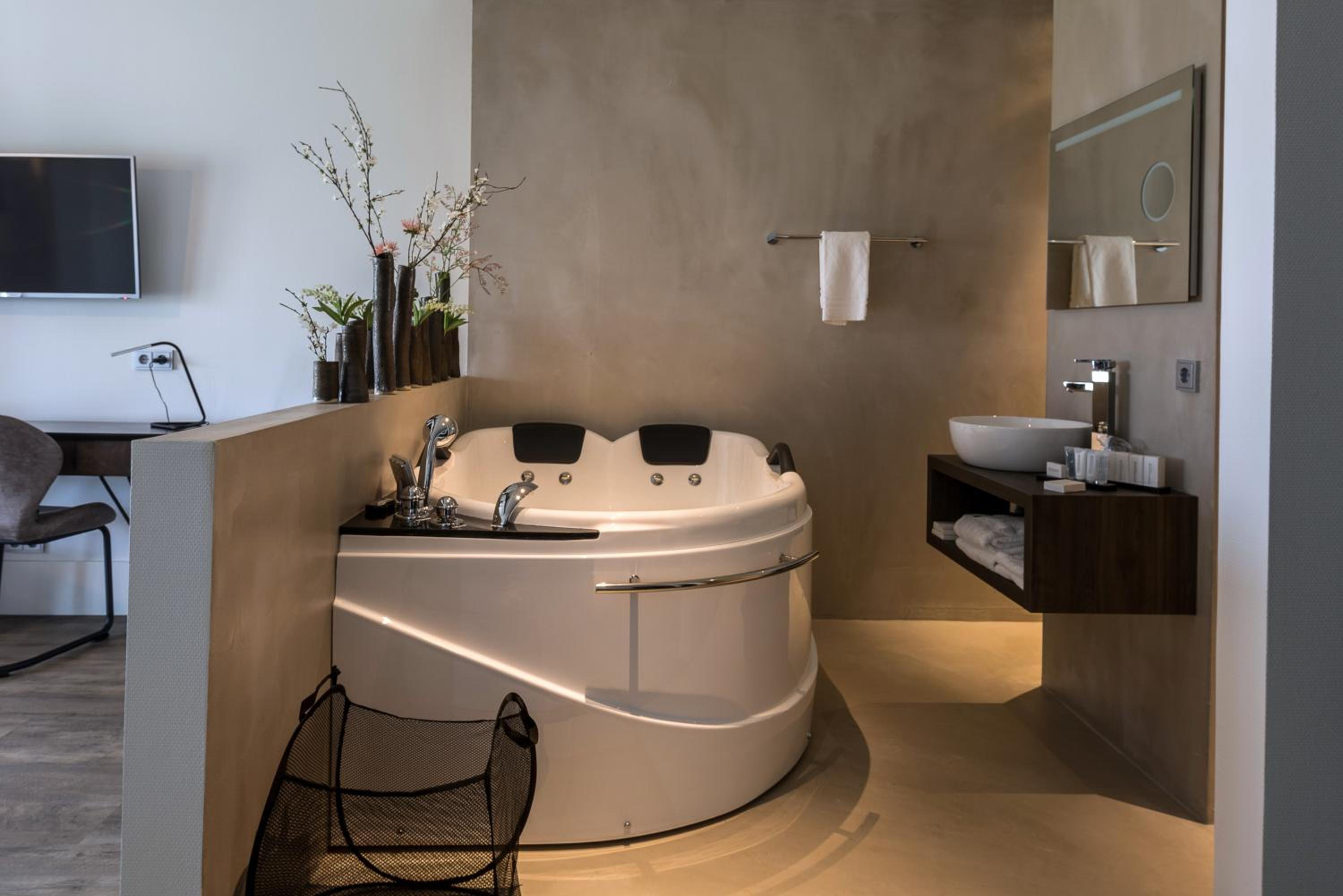 Deluxe Suite with Spa Bath - Photo 9