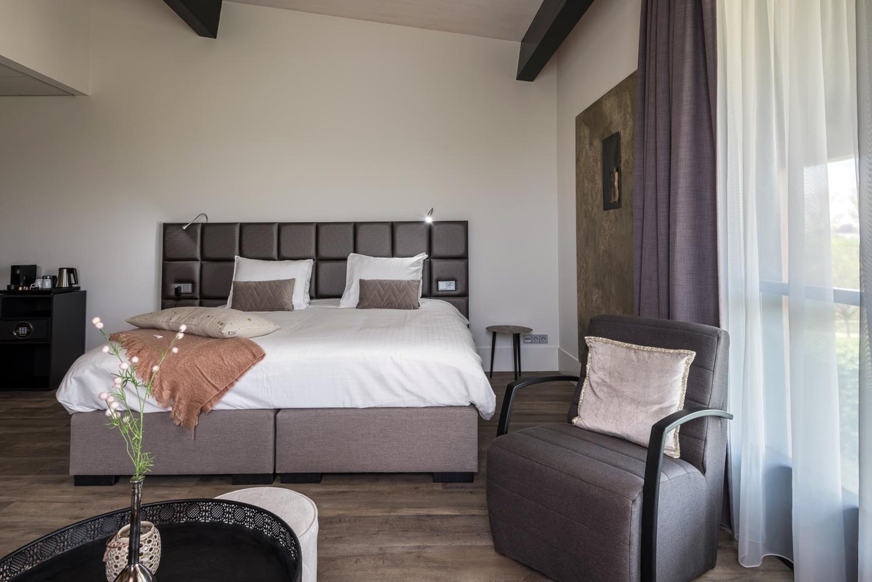 Deluxe Suite with Spa Bath - Photo 10