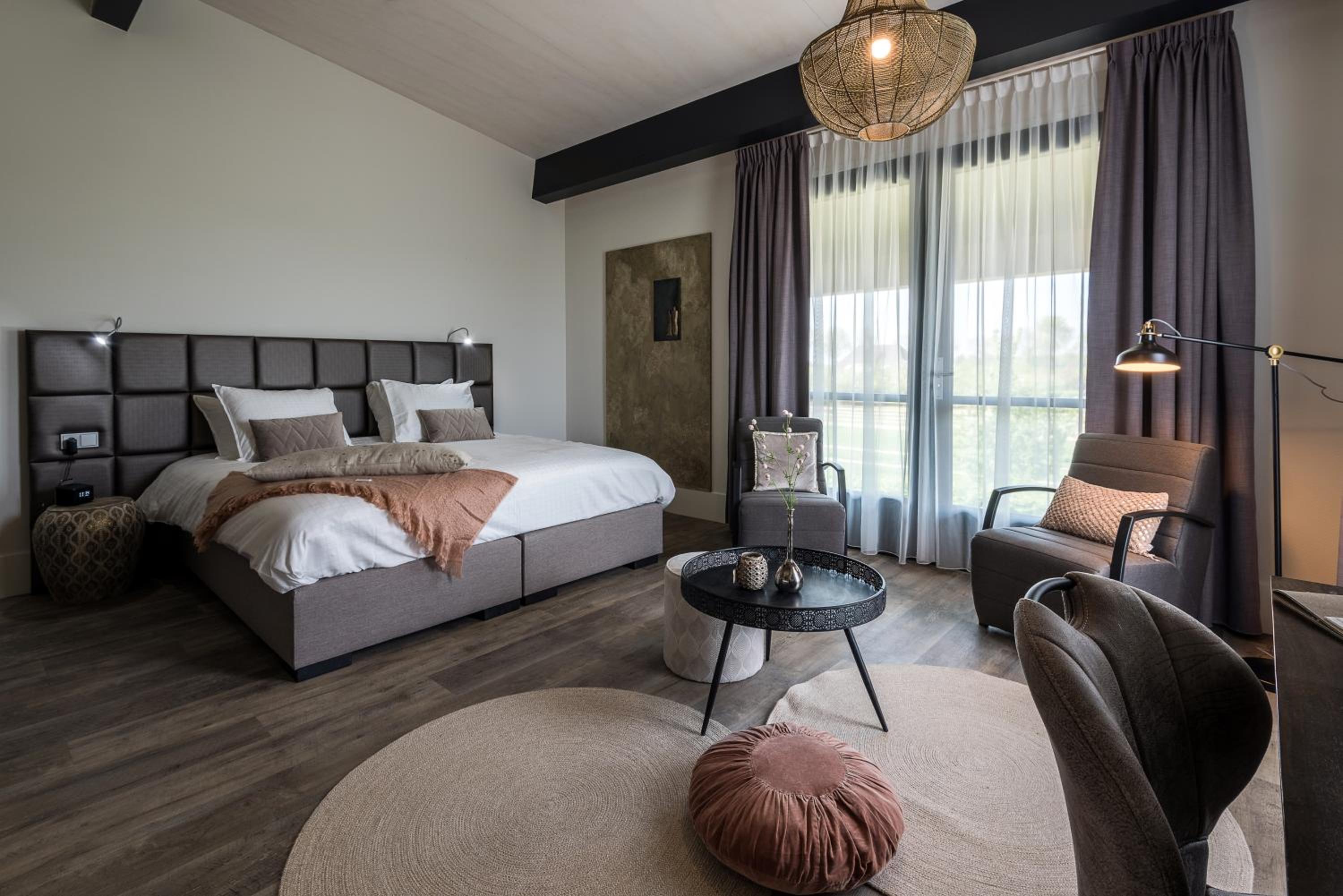 Deluxe Suite with Spa Bath - Photo 11