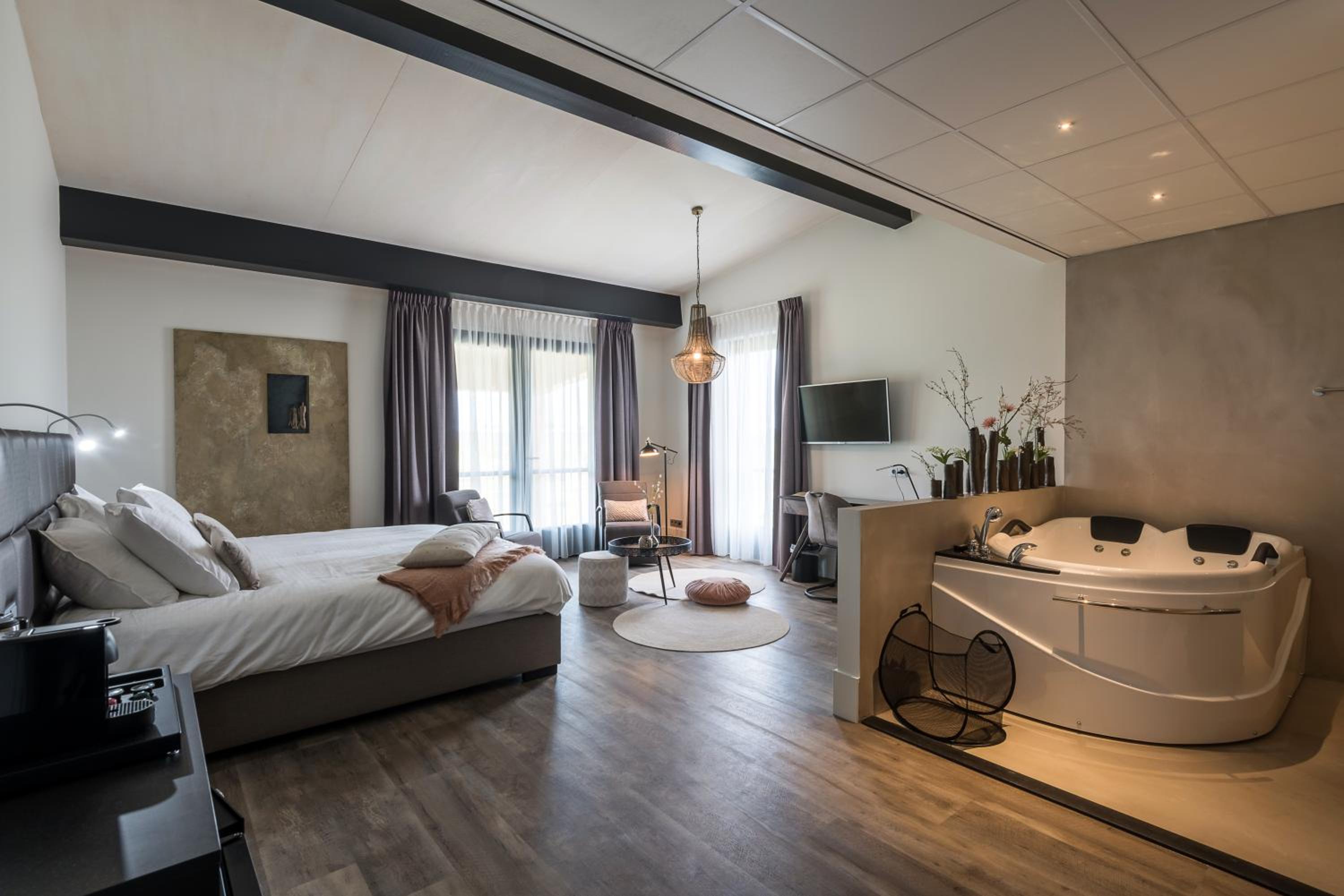 Deluxe Suite with Spa Bath - Photo 13