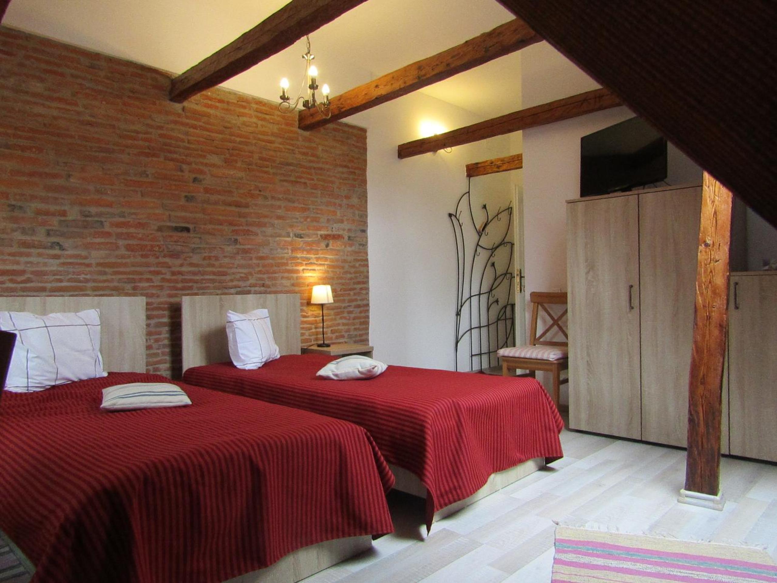 Double or Twin Room with Bathroom - Photo 4