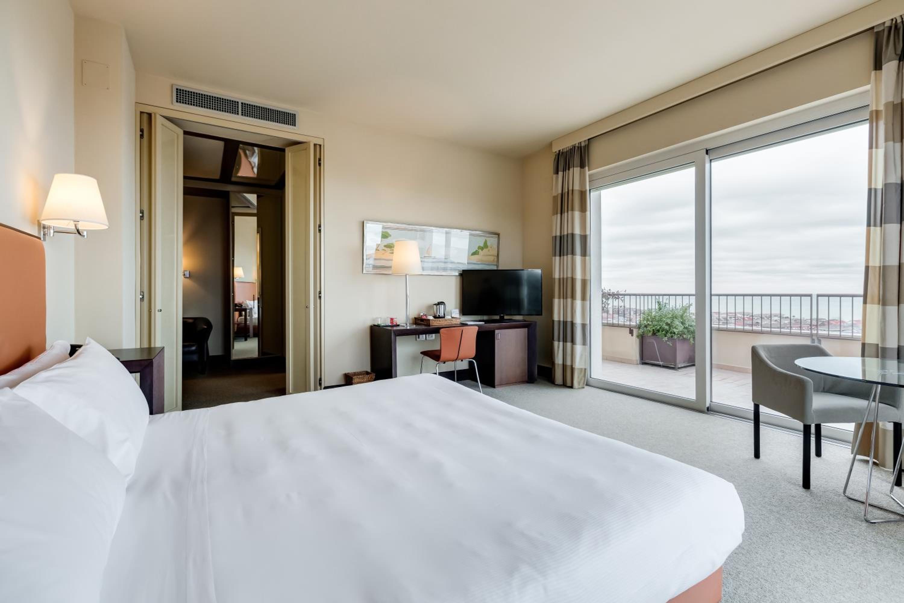 Junior Suite with One King Bed - Photo 9