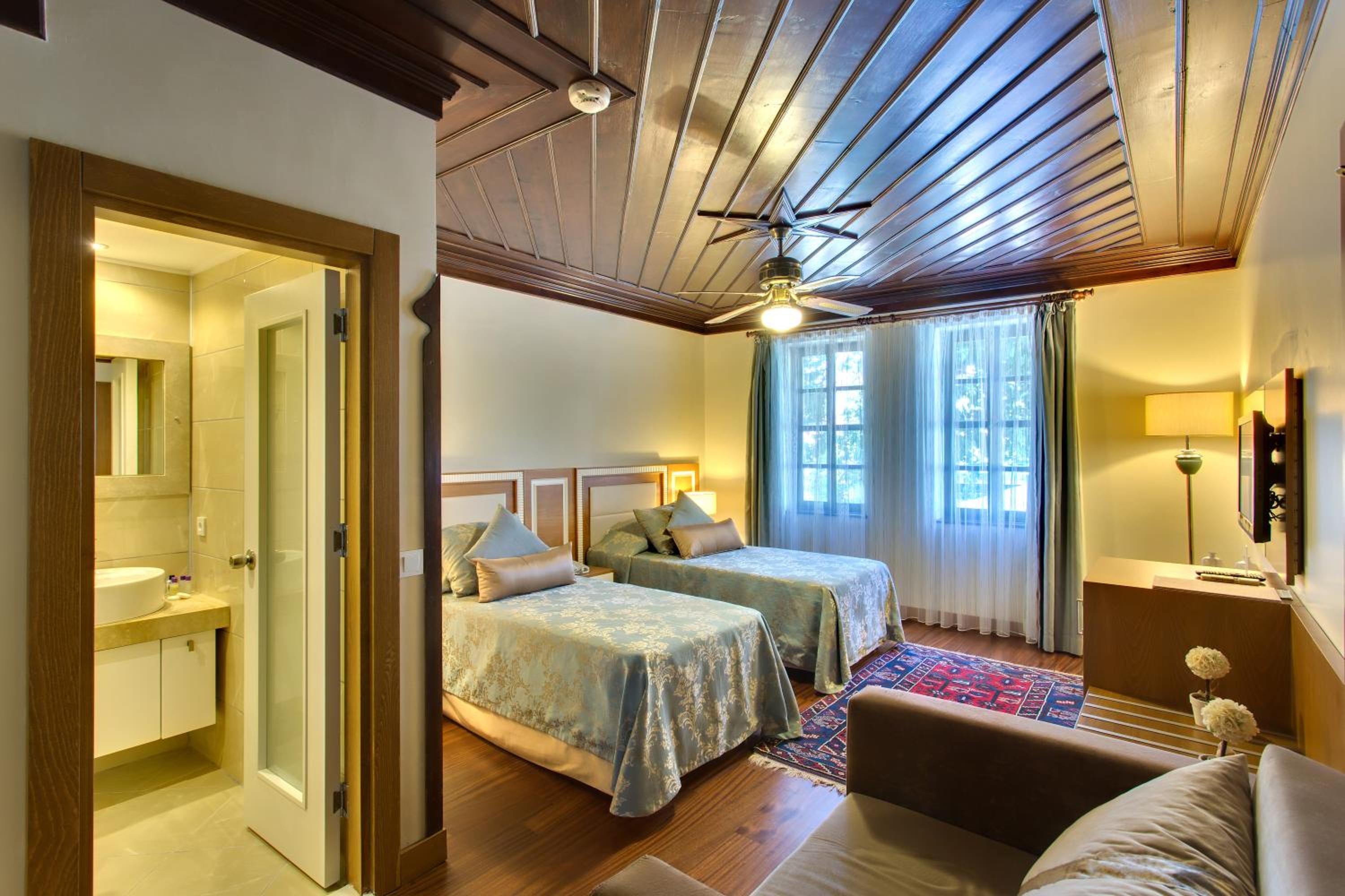 Deluxe Double or Twin Room thumbnail 5