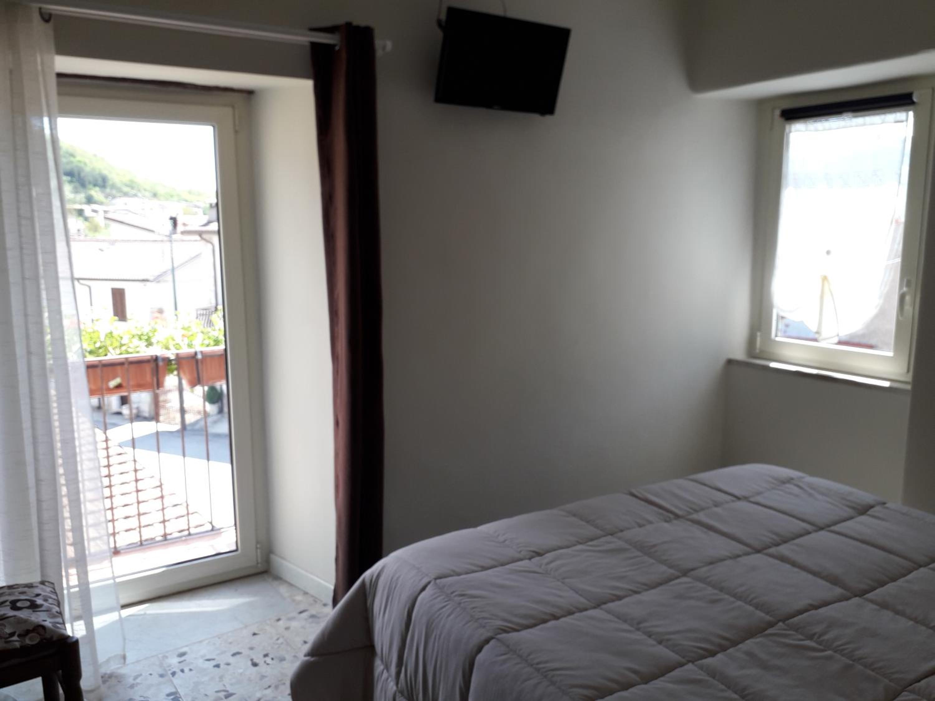 King Room with Balcony - Photo 4
