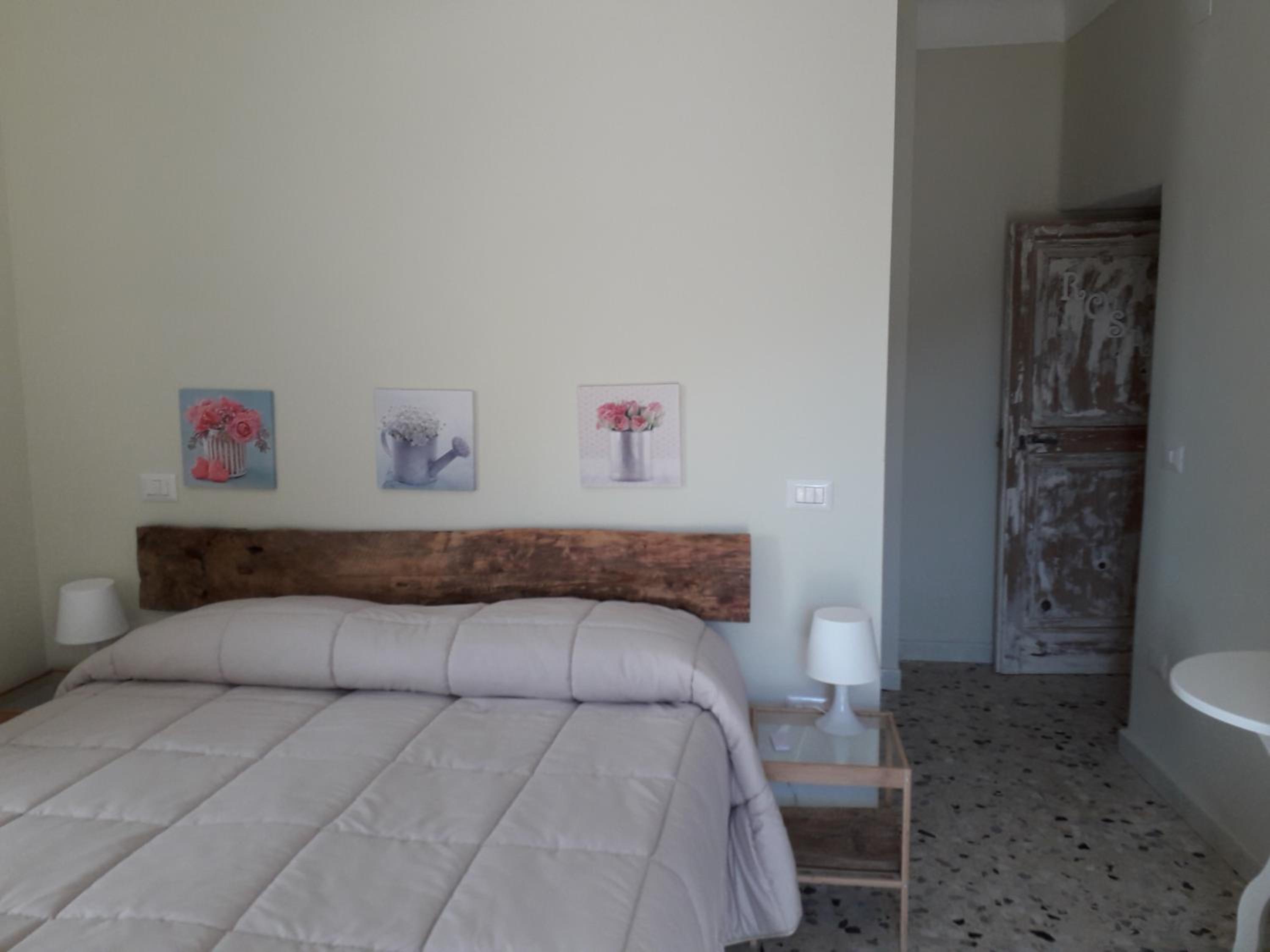 King Room with Balcony - Photo 18