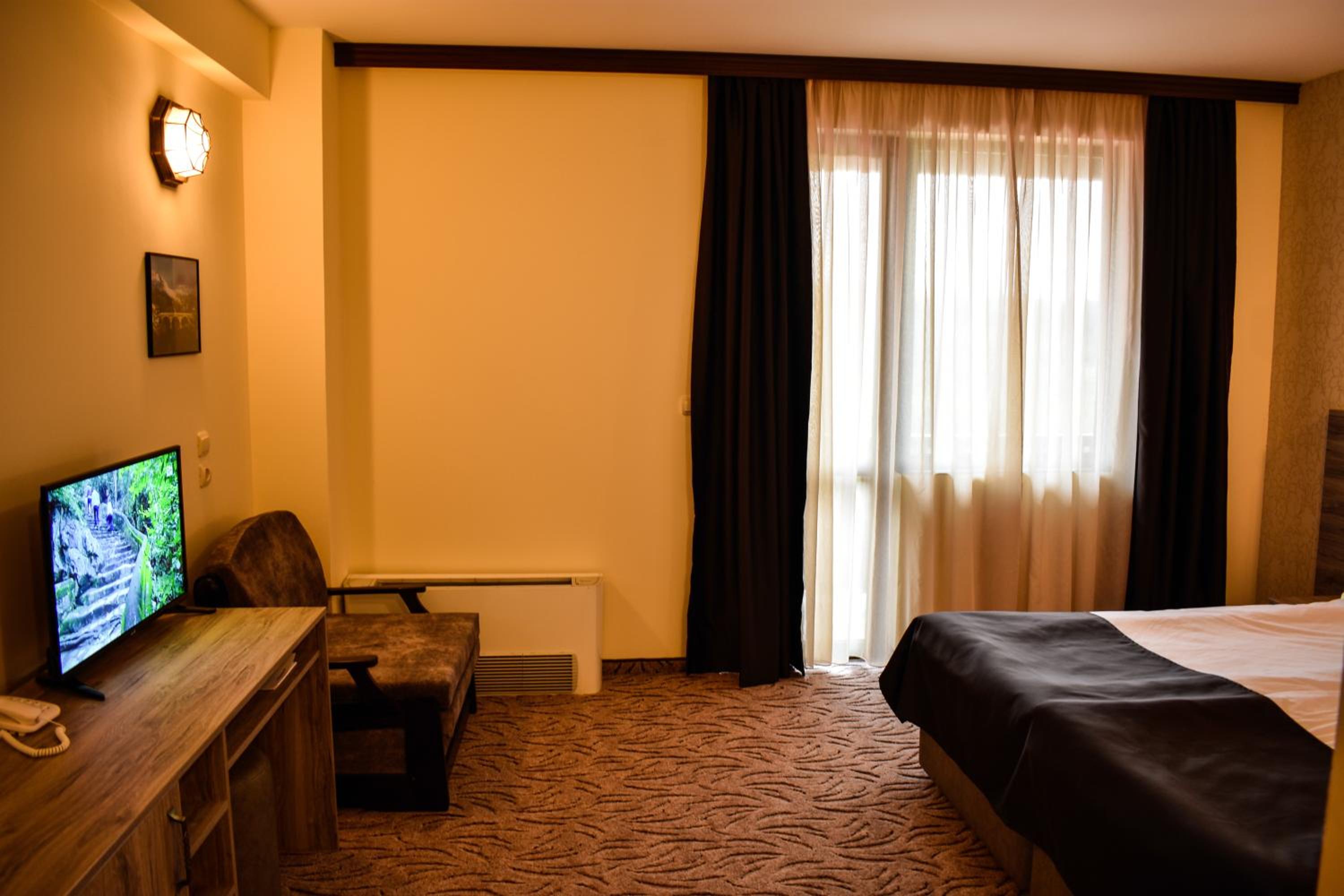Deluxe Double or Twin Room with City or Mountain View - Photo 2