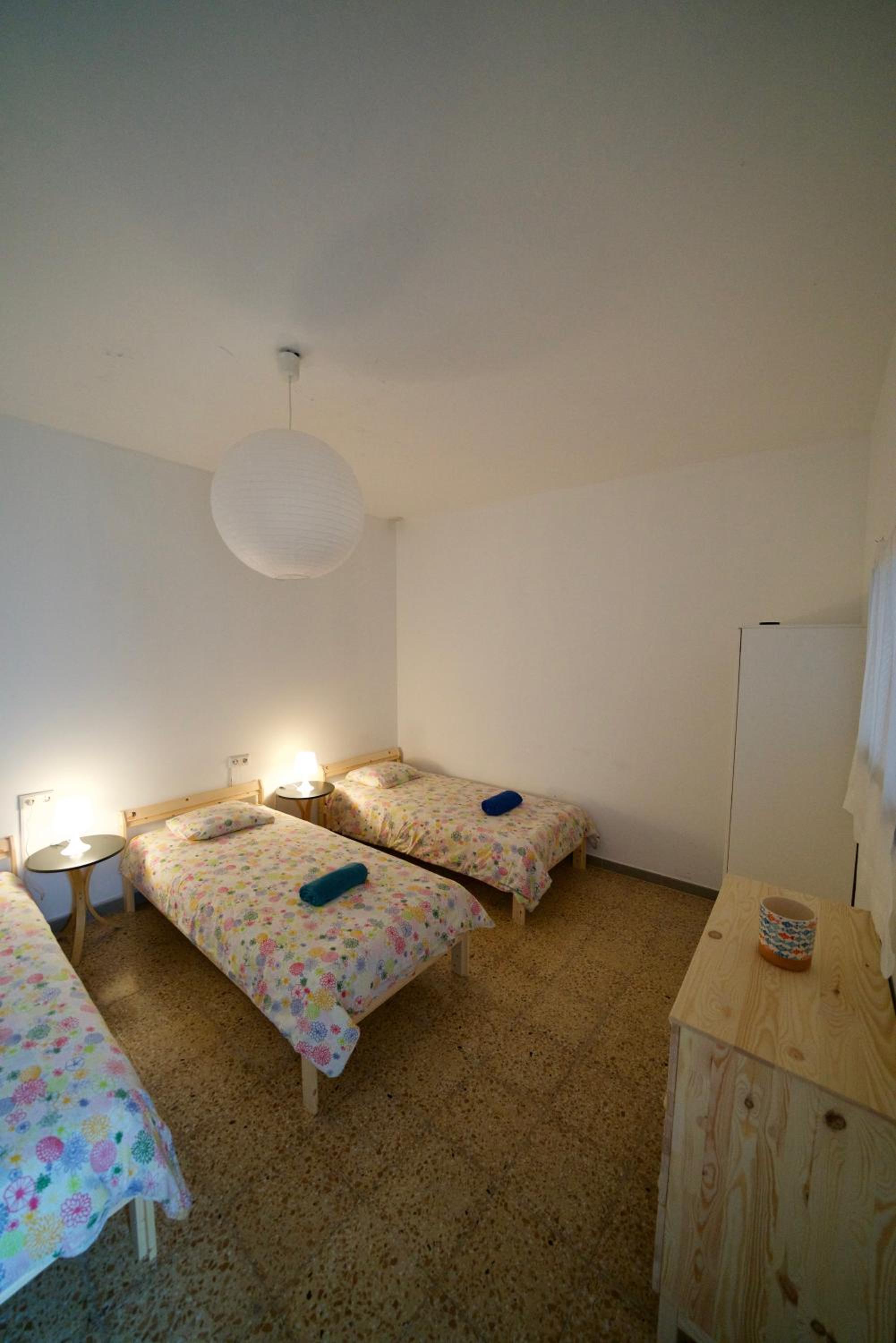 Cama en habitación compartida mixta de 3 camas con baño compartido