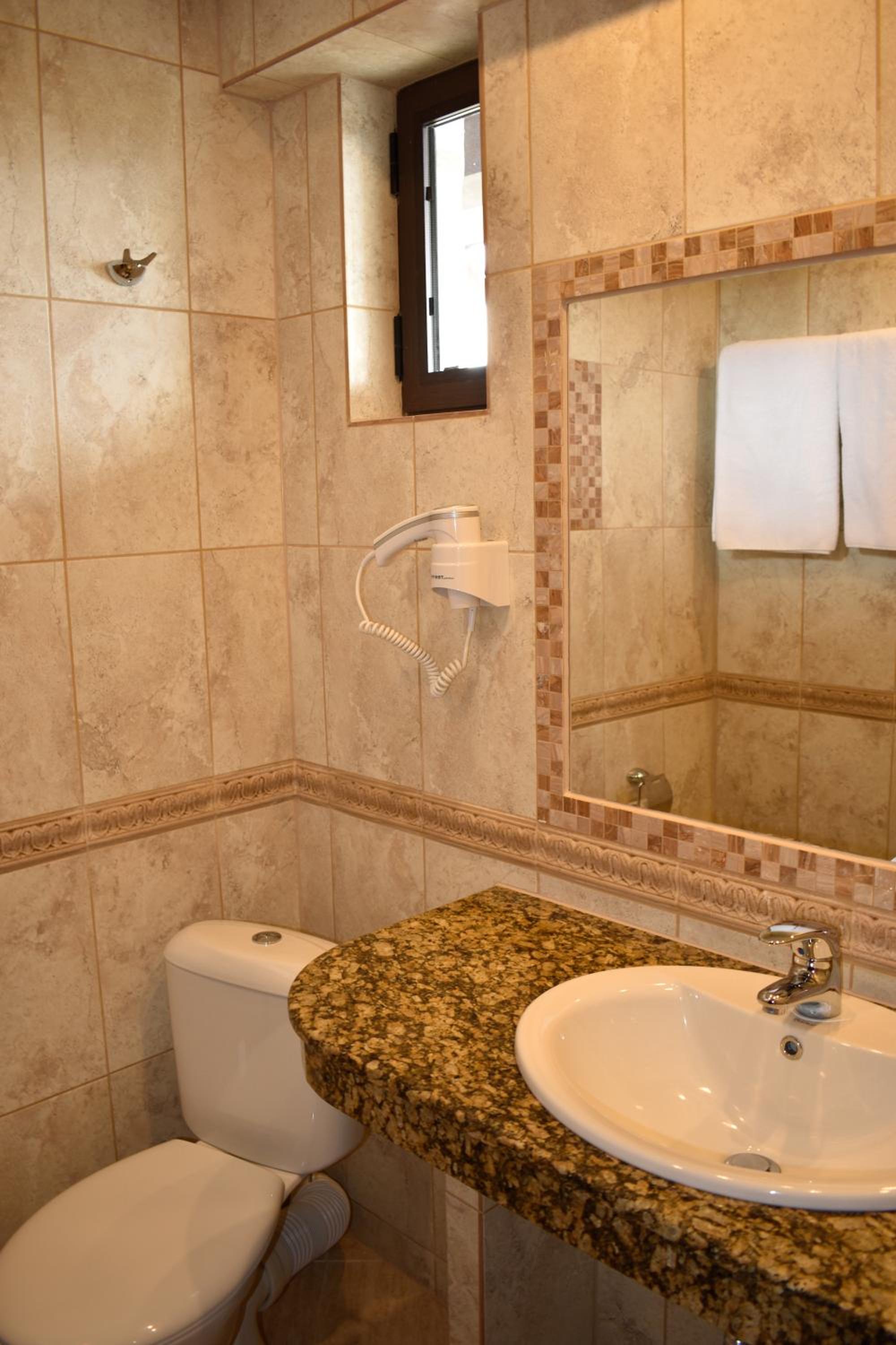 Deluxe Double or Twin Room with City or Mountain View - Photo 8