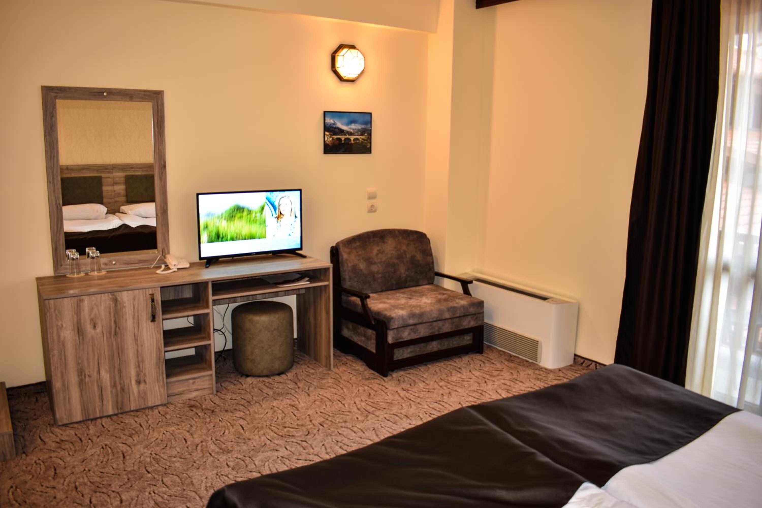 Deluxe Double or Twin Room with City or Mountain View - Photo 5