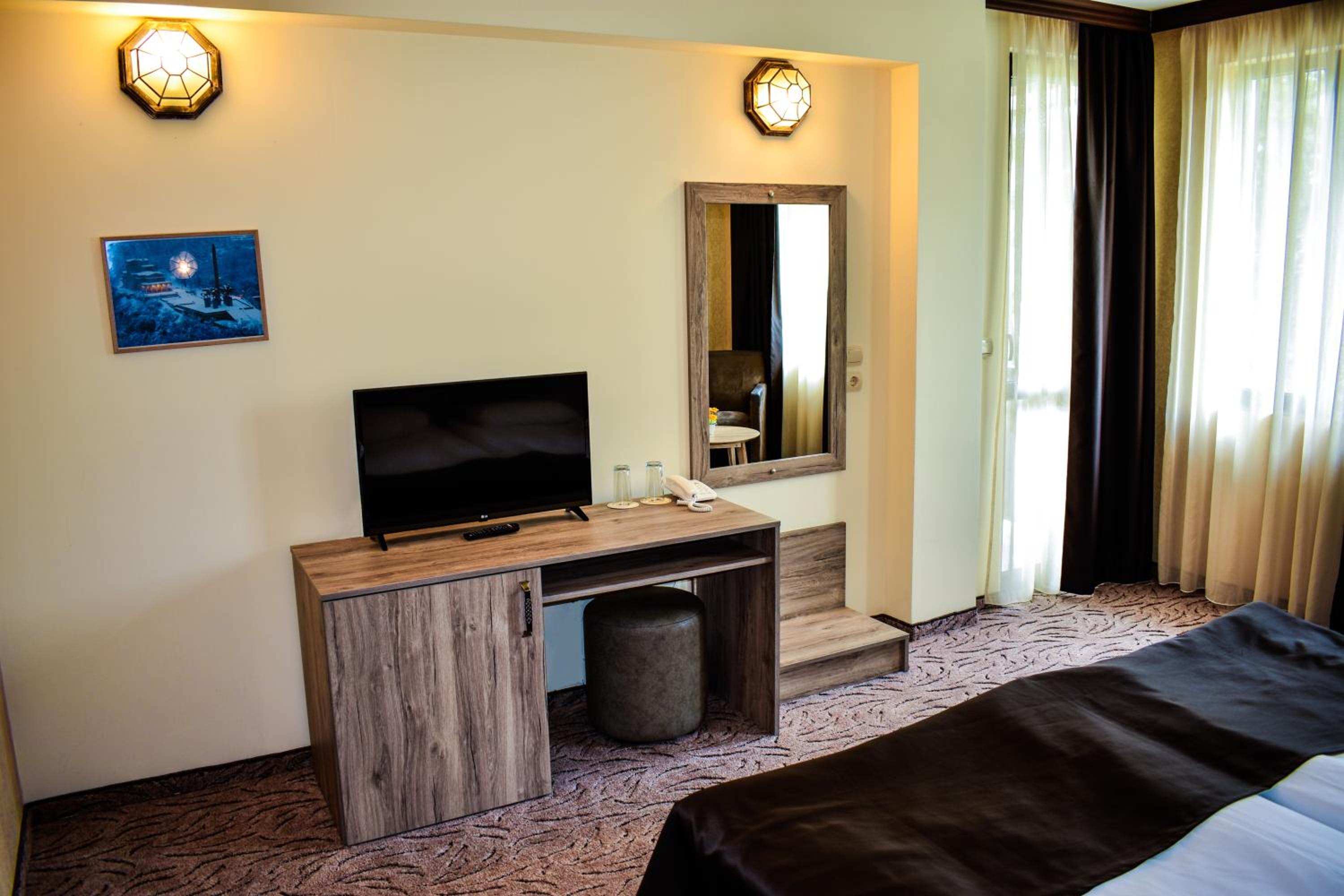 Deluxe Double or Twin Room with City or Mountain View - Photo 4