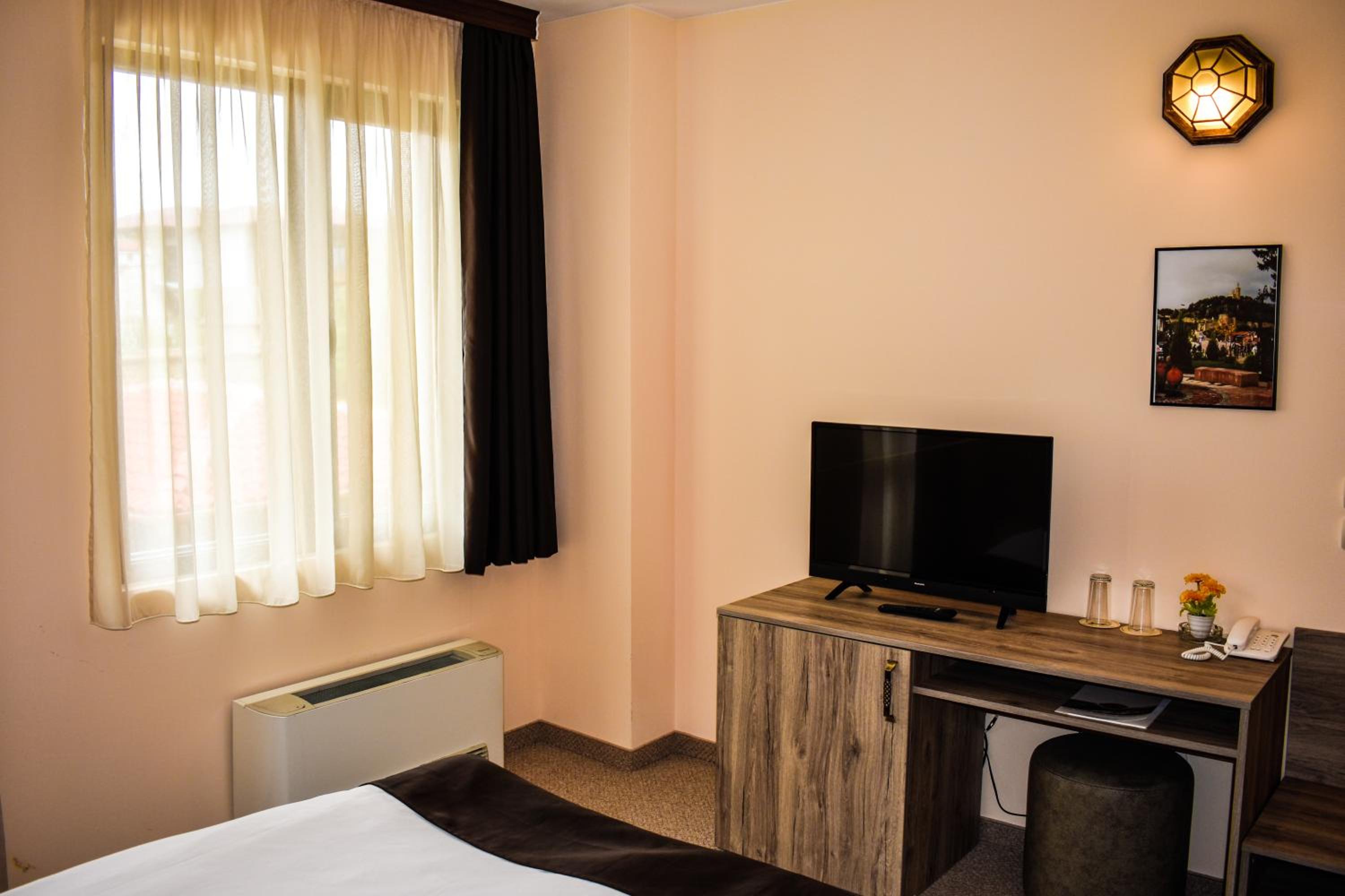 Double Room with Balcony - Photo 2