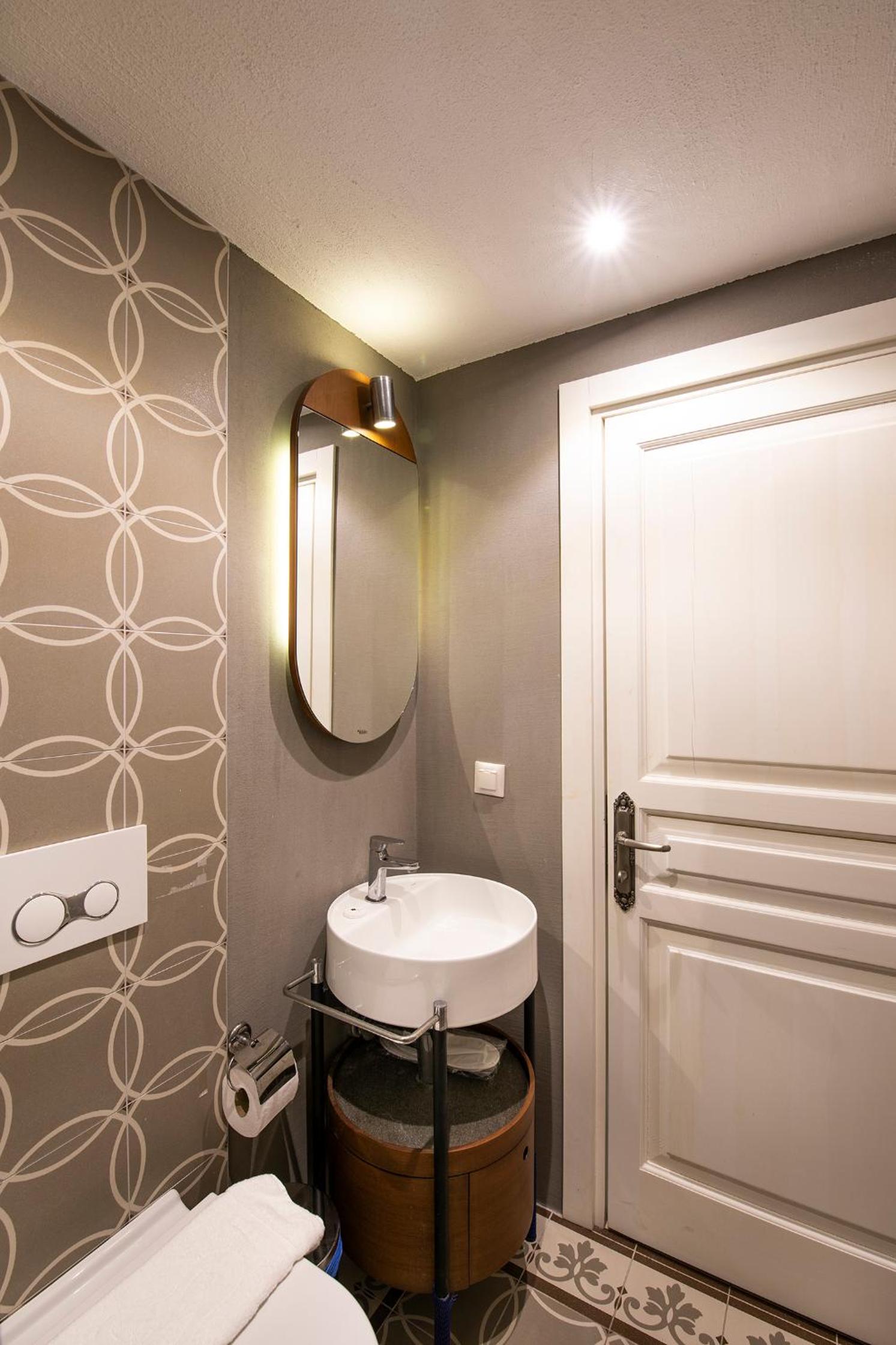Deluxe Double Room (2 Adults + 1 Child) - Photo 7