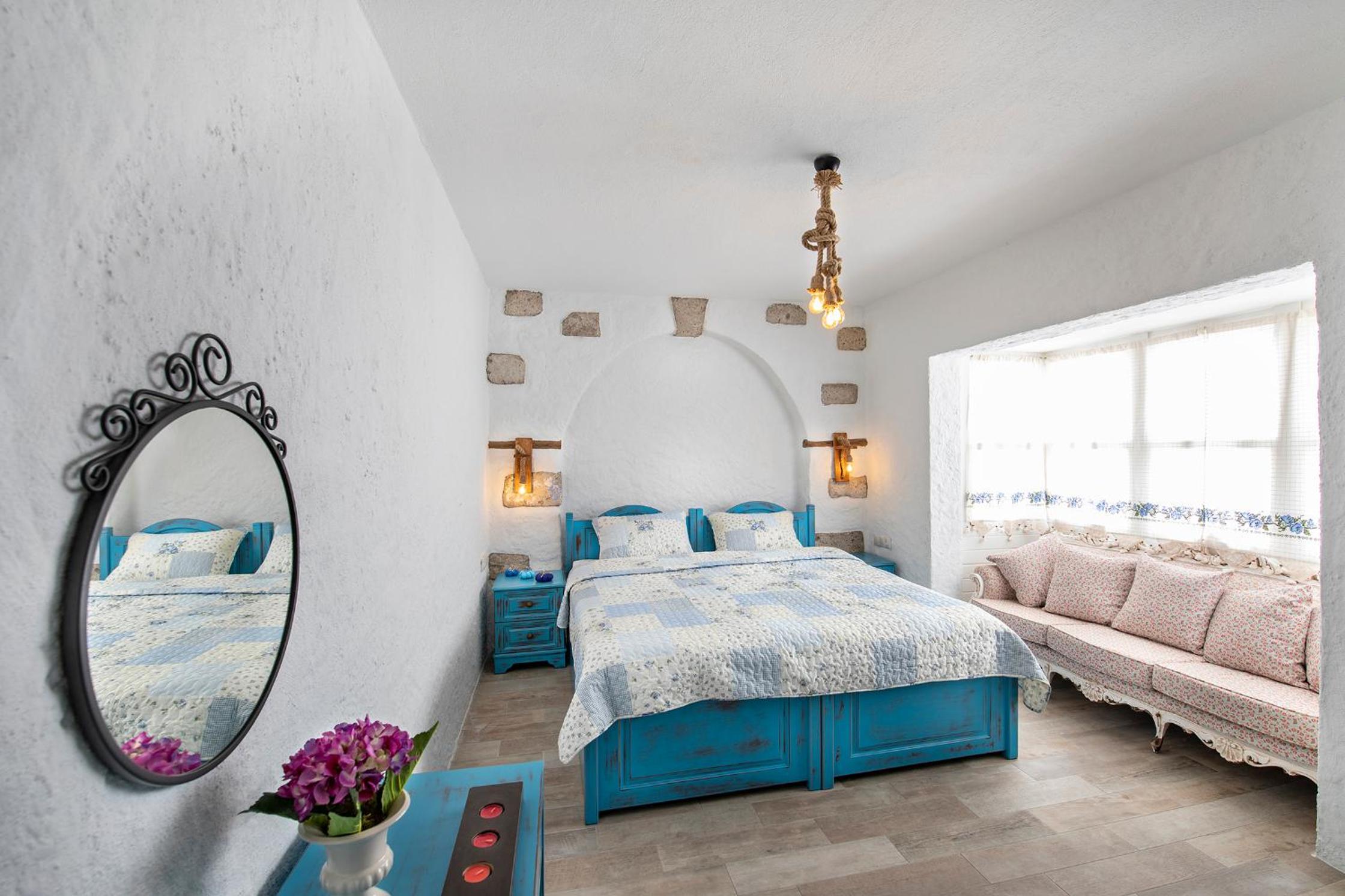 Deluxe Double Room (2 Adults + 1 Child) - Photo 8