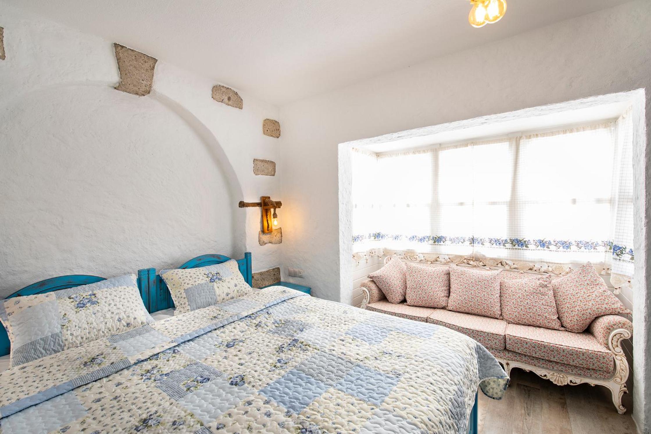 Deluxe Double Room (2 Adults + 1 Child) - Photo 9